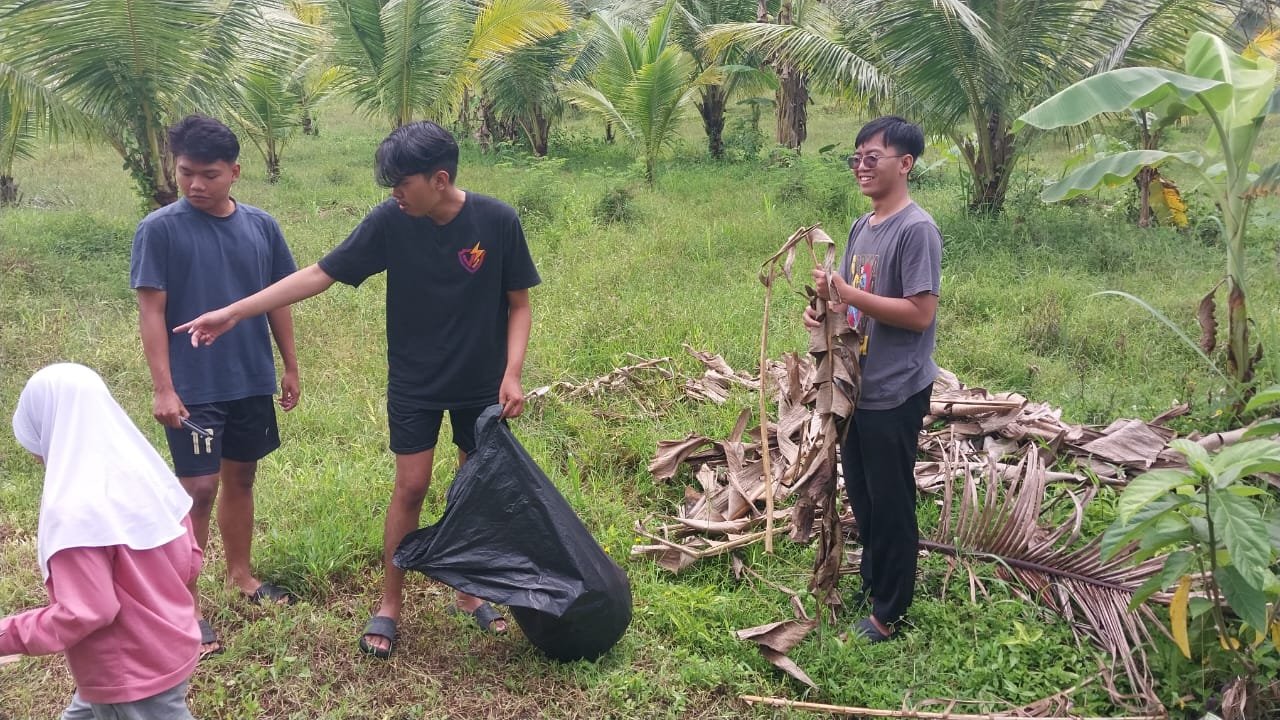 Mengumpulkan daun kering untuk pupuk