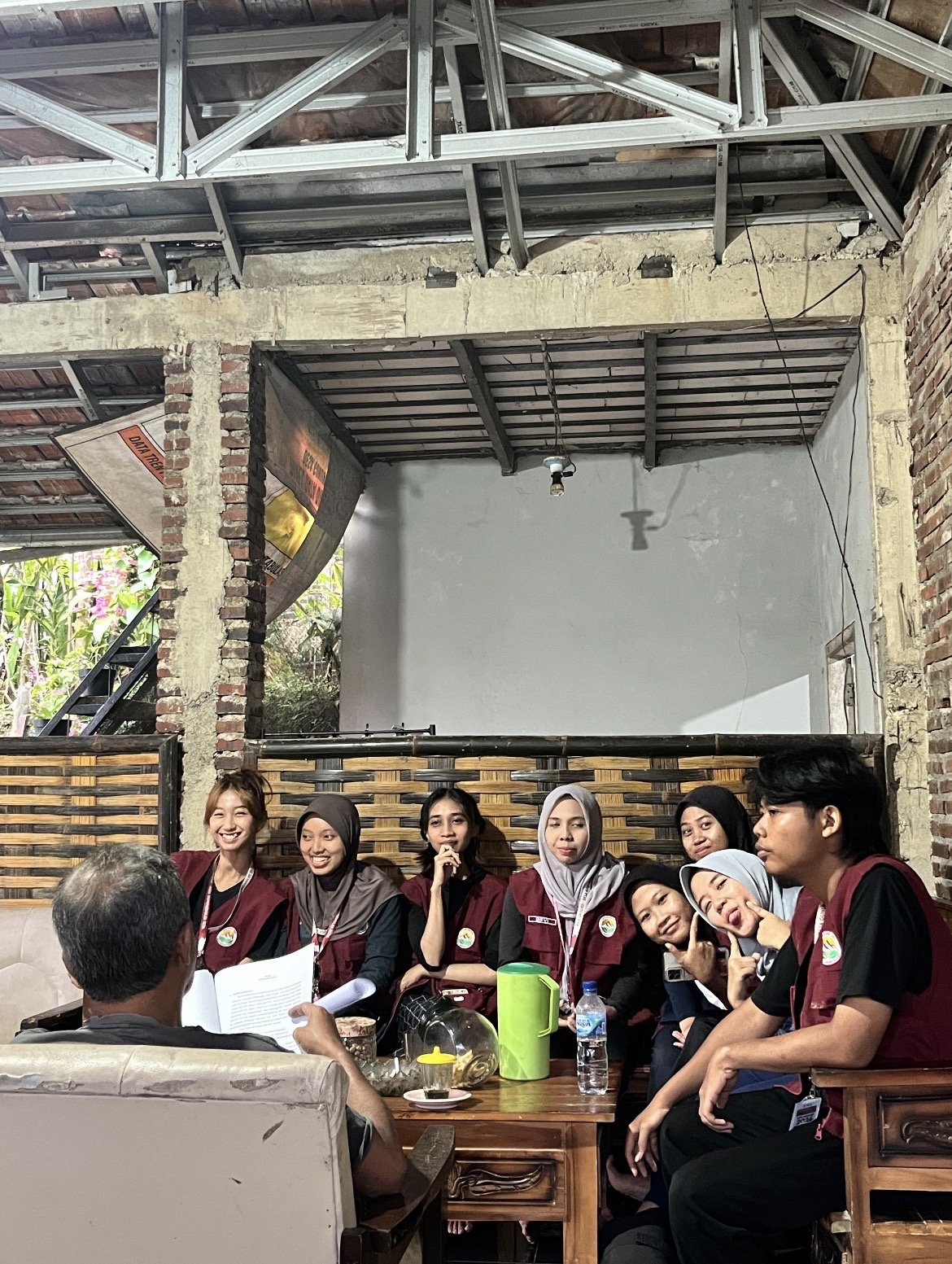 Kunjungan ke Rumah Kades