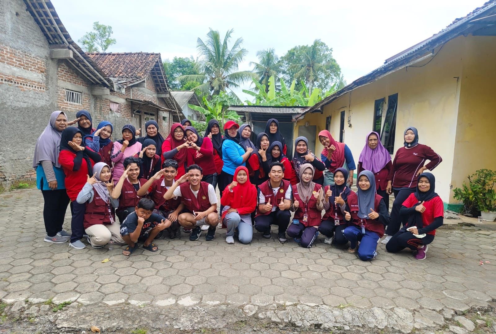 Kegiatan senam rutinan desa planjan