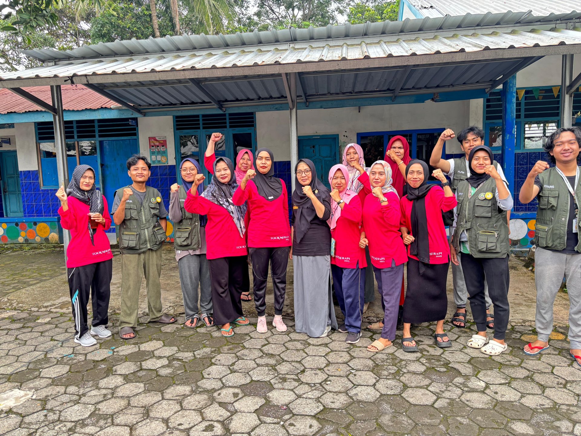 HARI 5 - KERJA BAKTI MEMBERSIHKAN CANDI BATUR