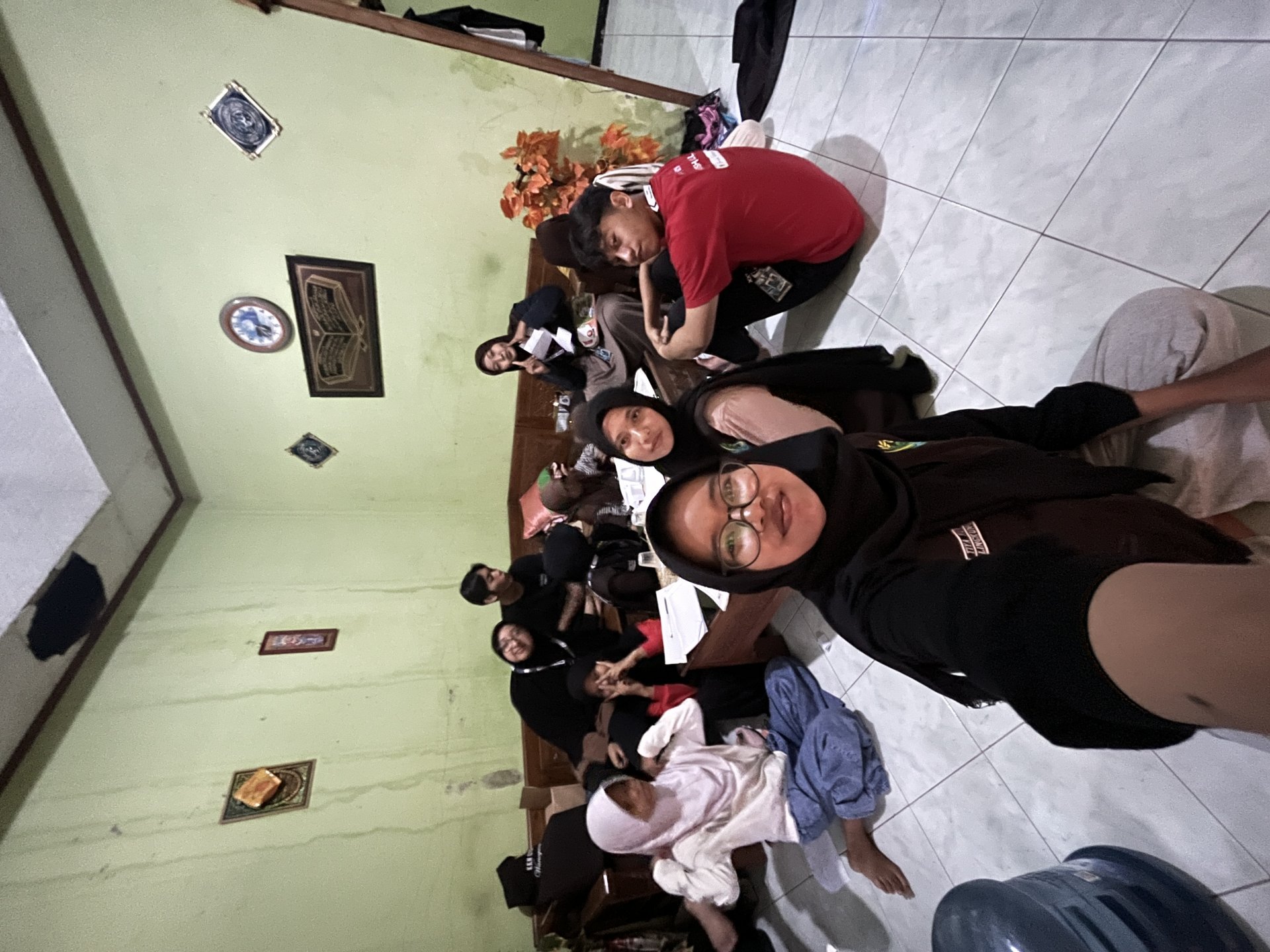 Membantu PR anak-anak SD