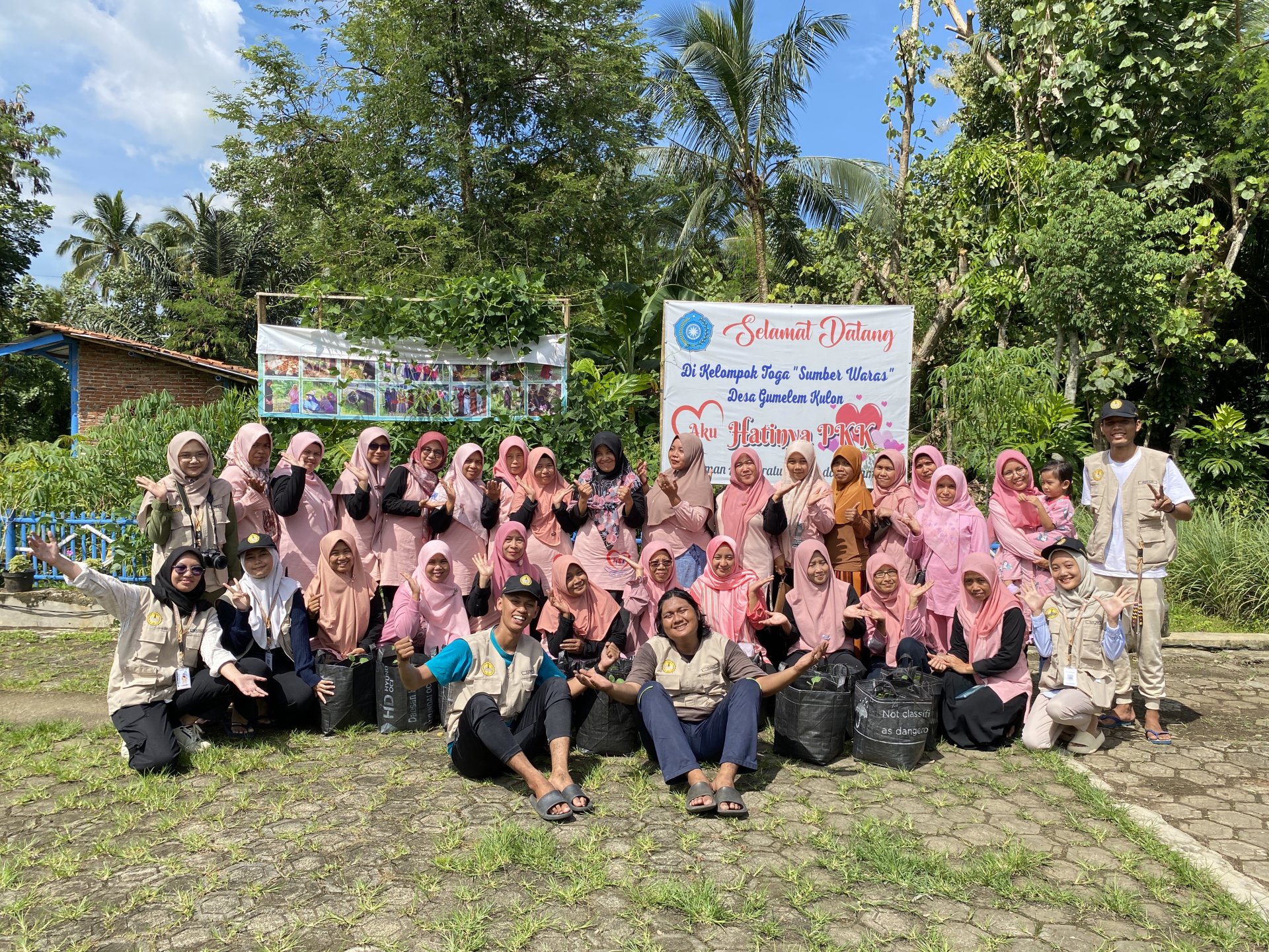 KKN Desa Gumelem Kulon Melaksanakan Sosialisasi Intensifikasi Pekarangan dan Penanaman Cabai Bersama Ibu-Ibu PKK Desa Gumelem Kulon