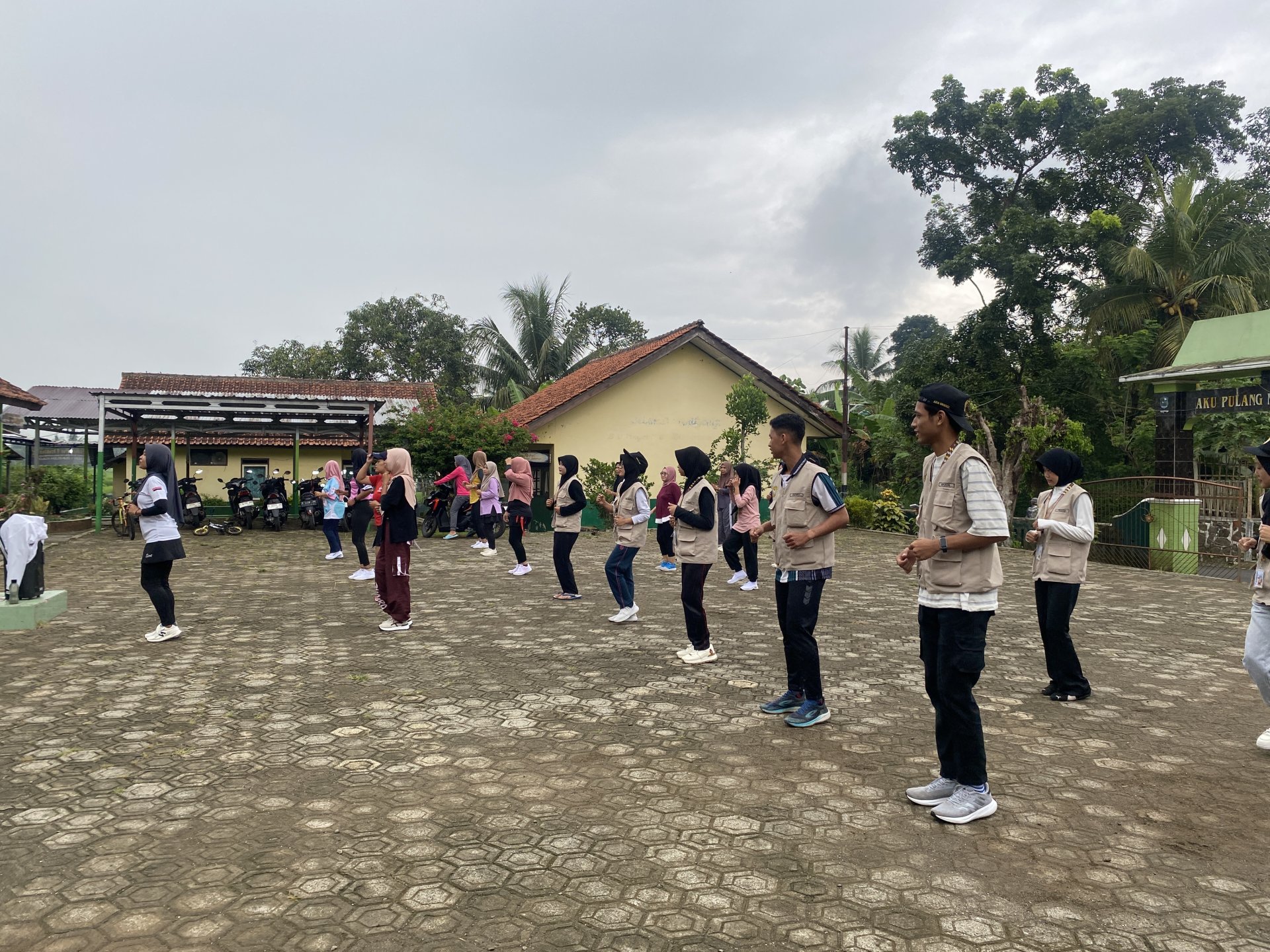 KKN Desa Gumelem Kulon Melaksanakan Senam Pagi Bersama Ibu-Ibu Warga di SD Negeri 8 Gumelem Kulon