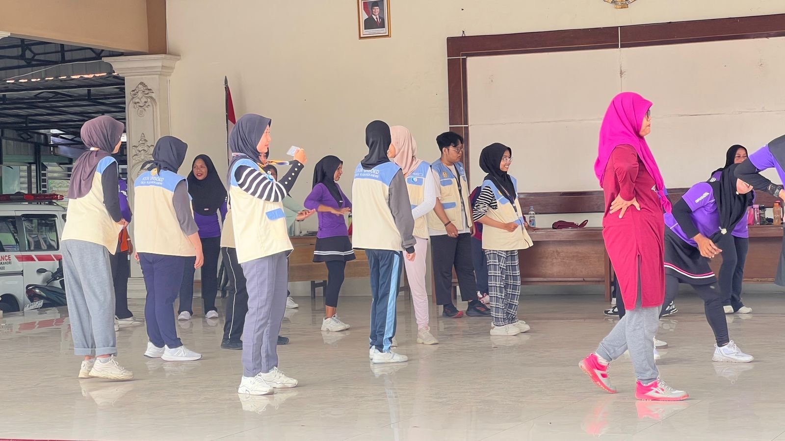 Senam bersama ibu-ibu