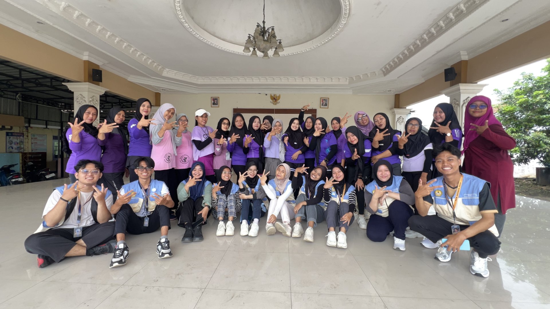 Senam bersama ibu-ibu