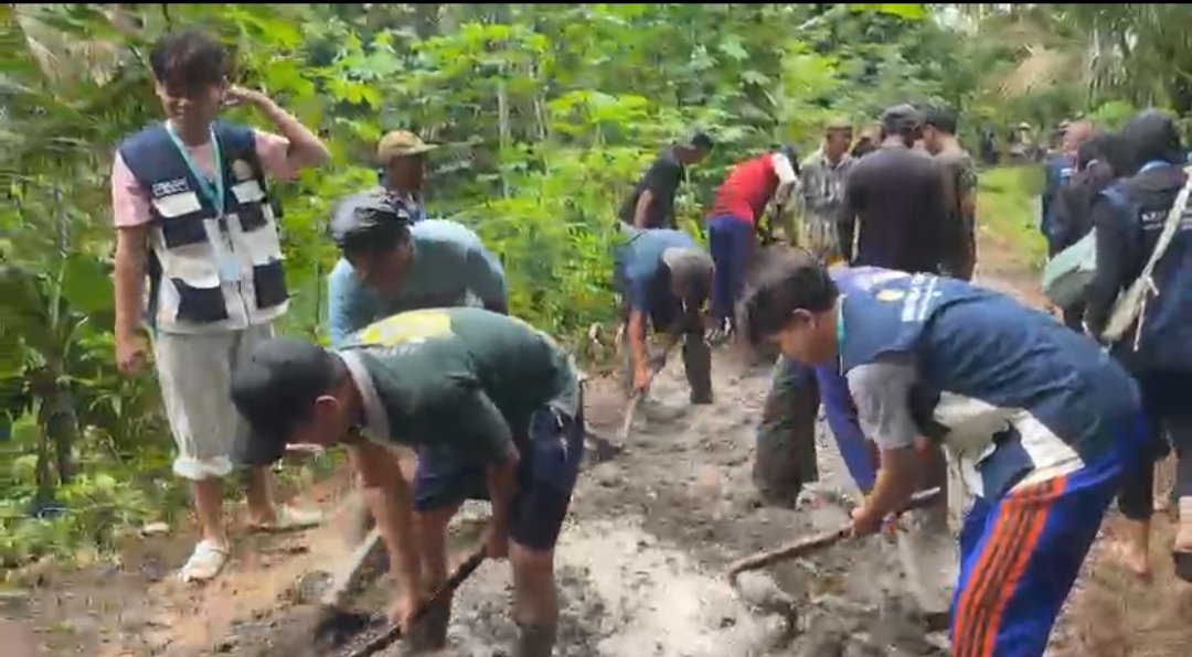 Kerja Bakti Membangun Jalan di Dusun Limbangan
