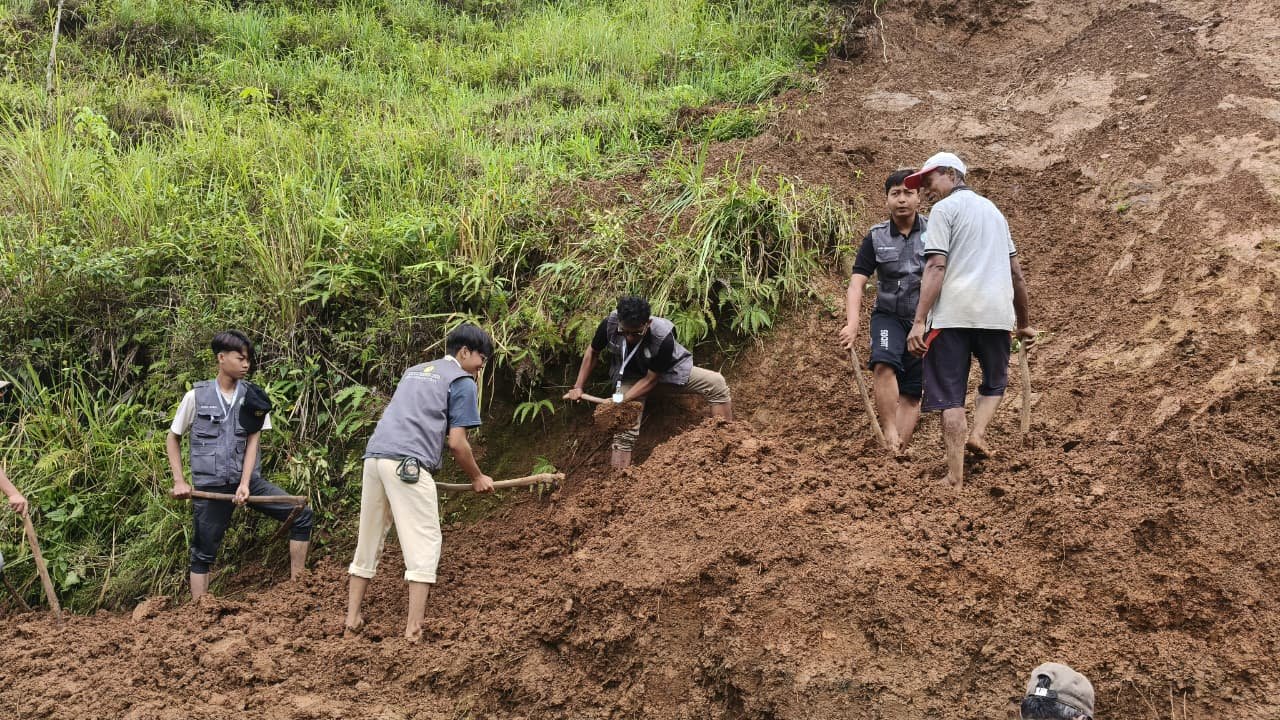 Membantu kerja bakti di rt 07