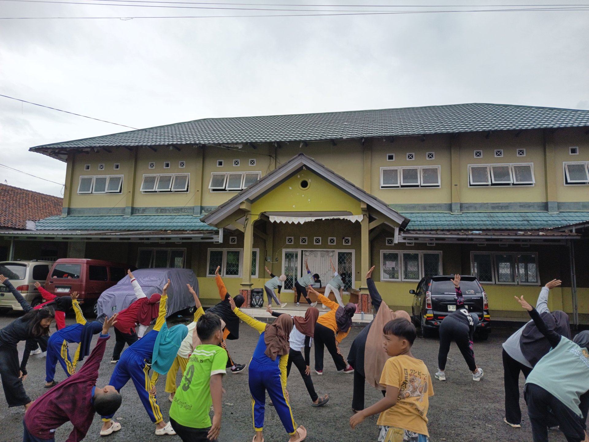 Melakukan senam pagi bersama Warga Desa Sumampir