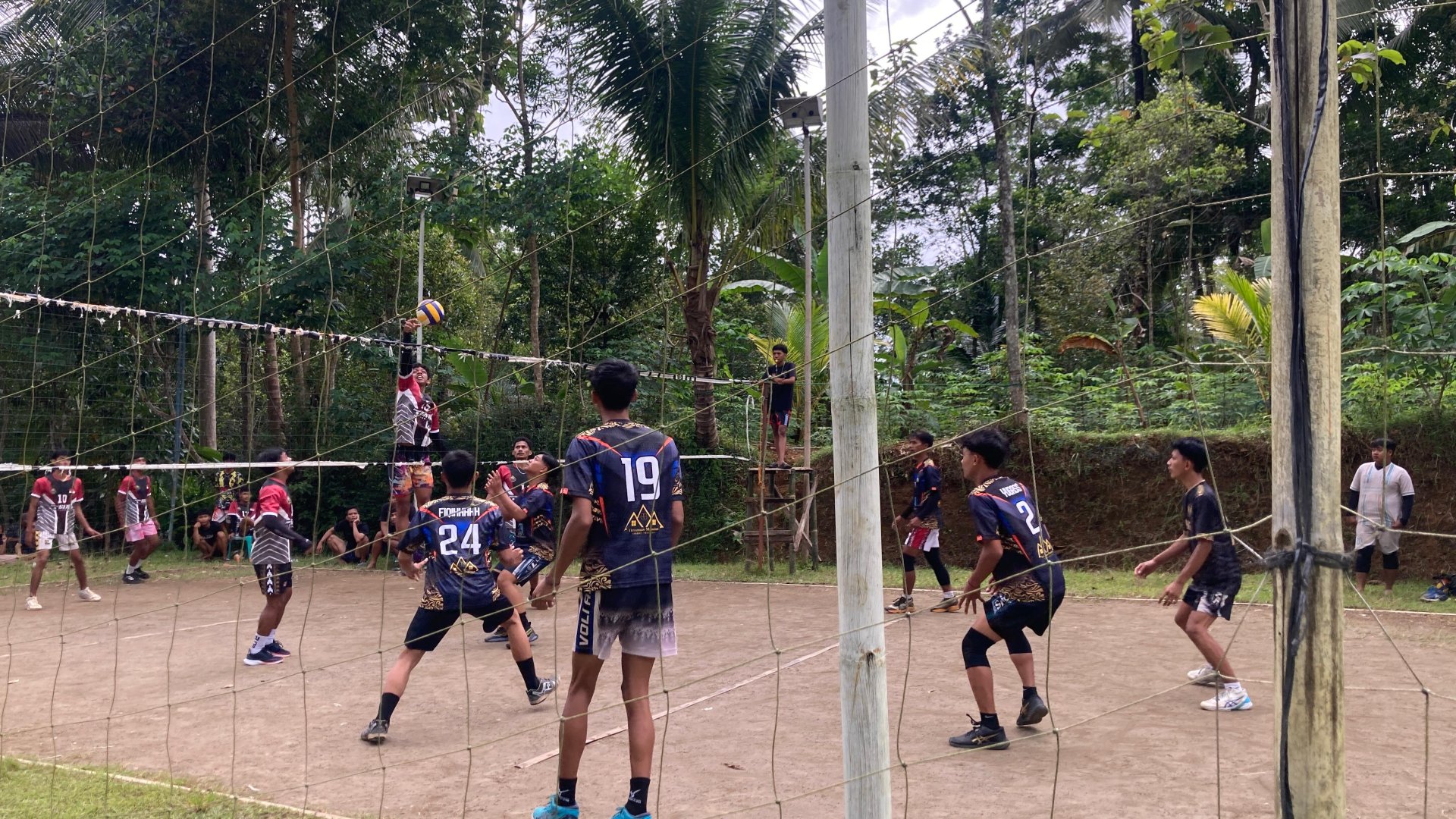 Mengunjungi kegiatan lomba bola voli di lapangan Desa Klinting