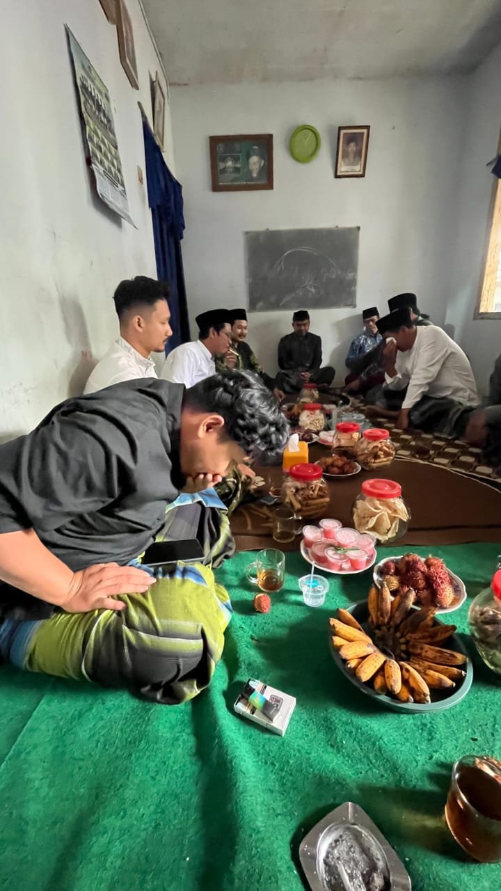 Kunjungan ke Rumah Kyai di Sikapat