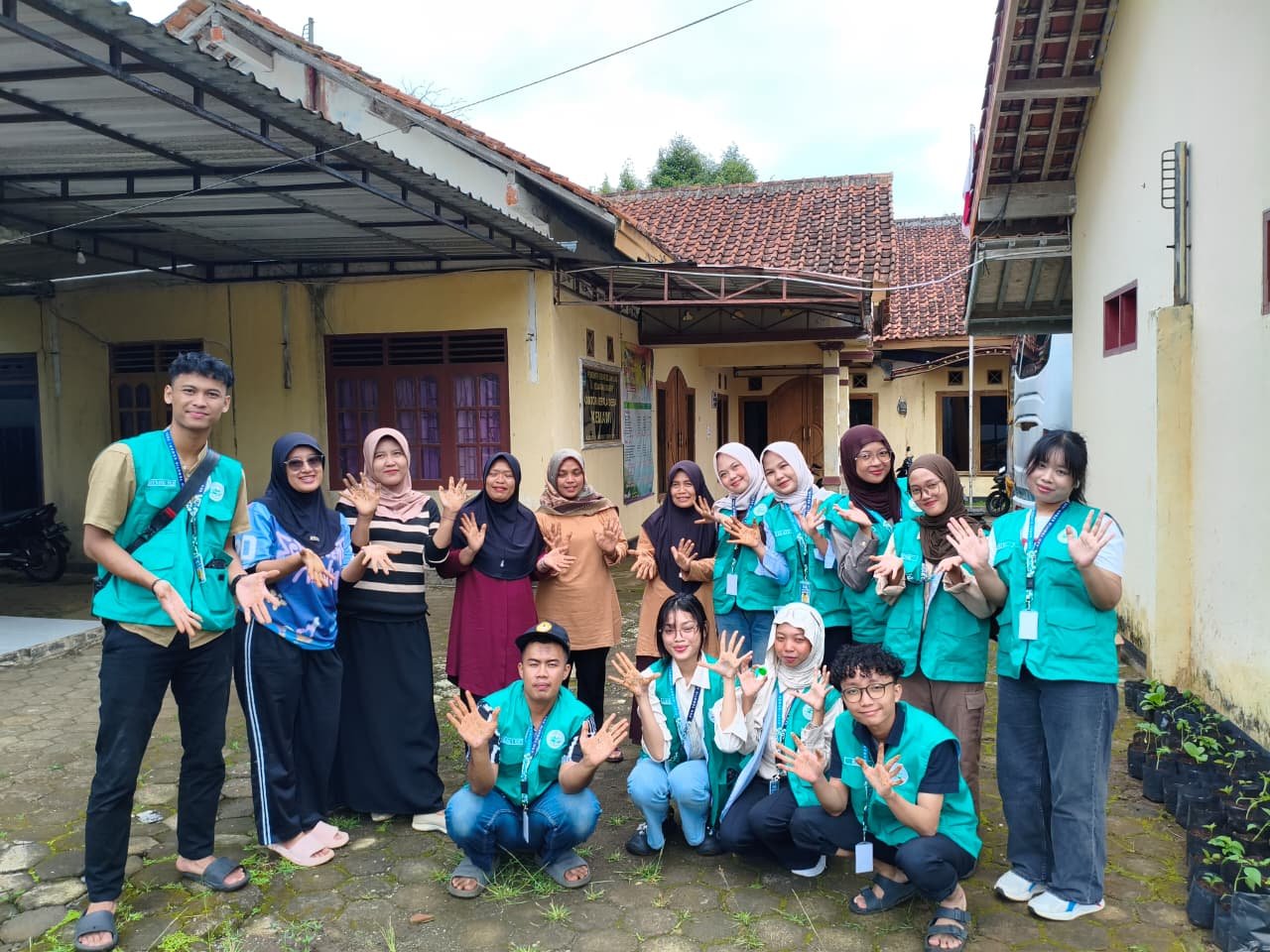 Kegiatan Menanam Bersama Ibu-Ibu PKK Kemawi Divisi Lingkungan