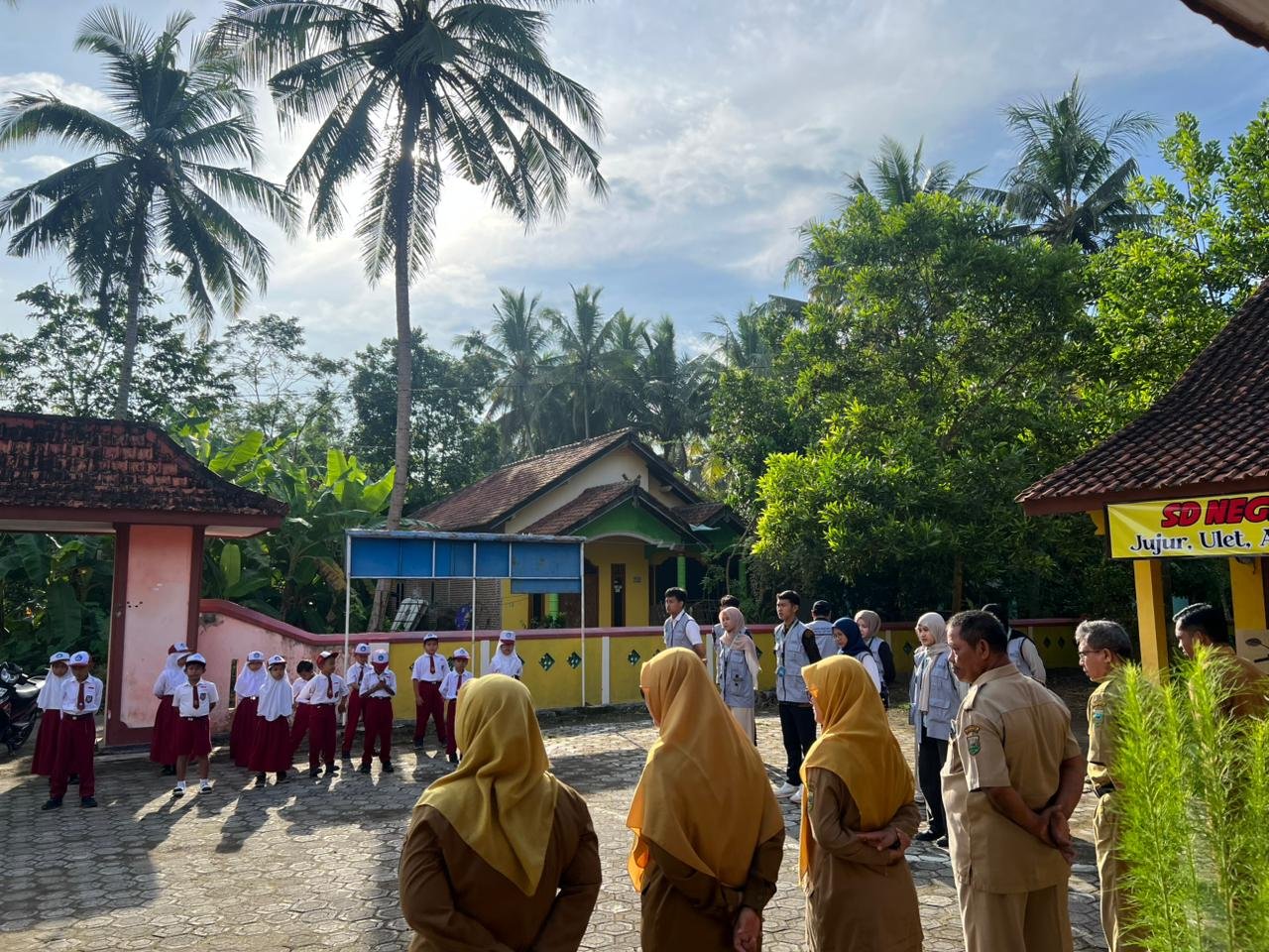 Kegiatan Upacara dan Kegiatan Penyampaian Program Pendidikan