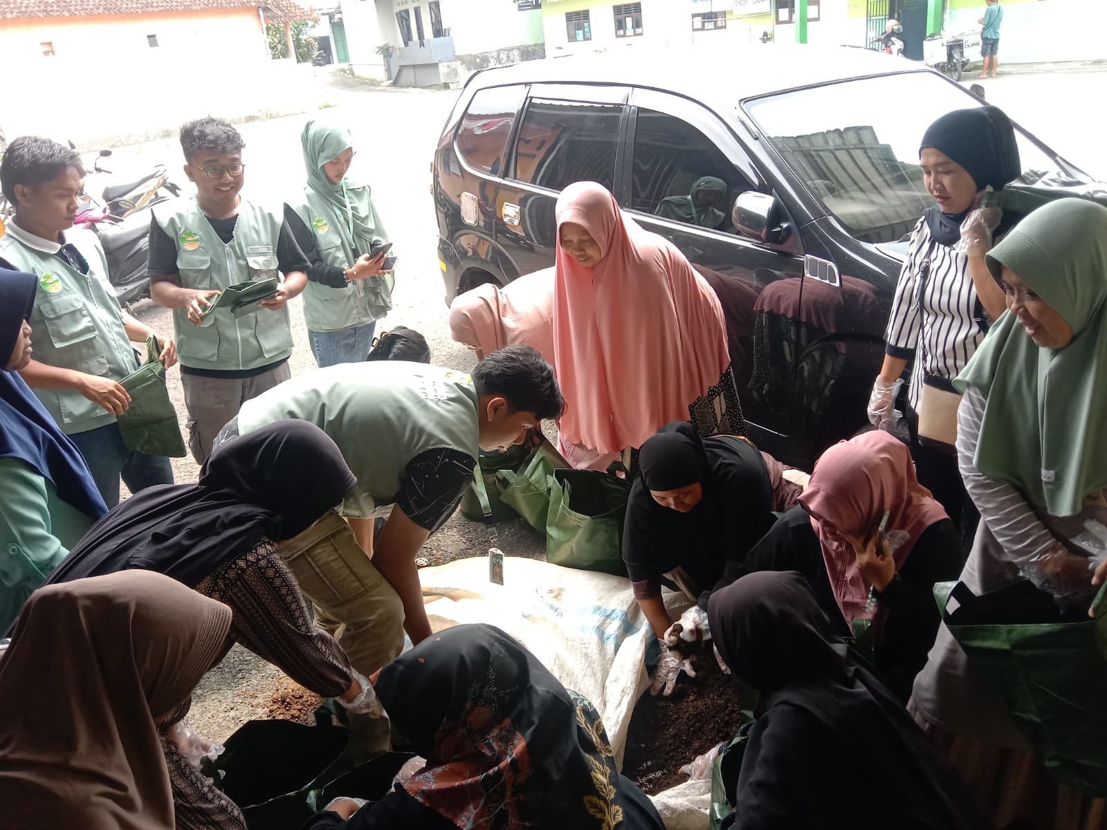 Sosialisasi dan demo penananaman cabai dan terong