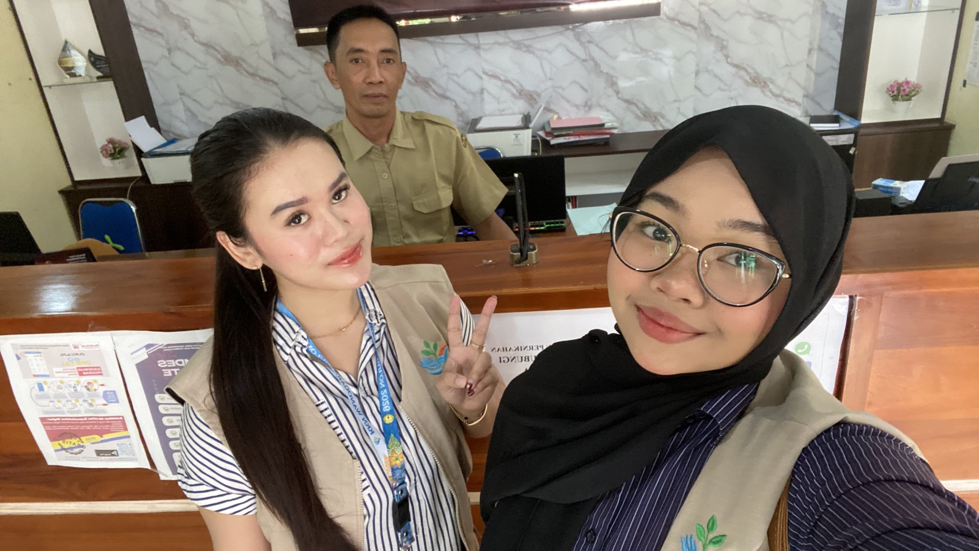 Mengikuti Kegiatan Bidang Layanan Pemerintah Desa di Balai Desa