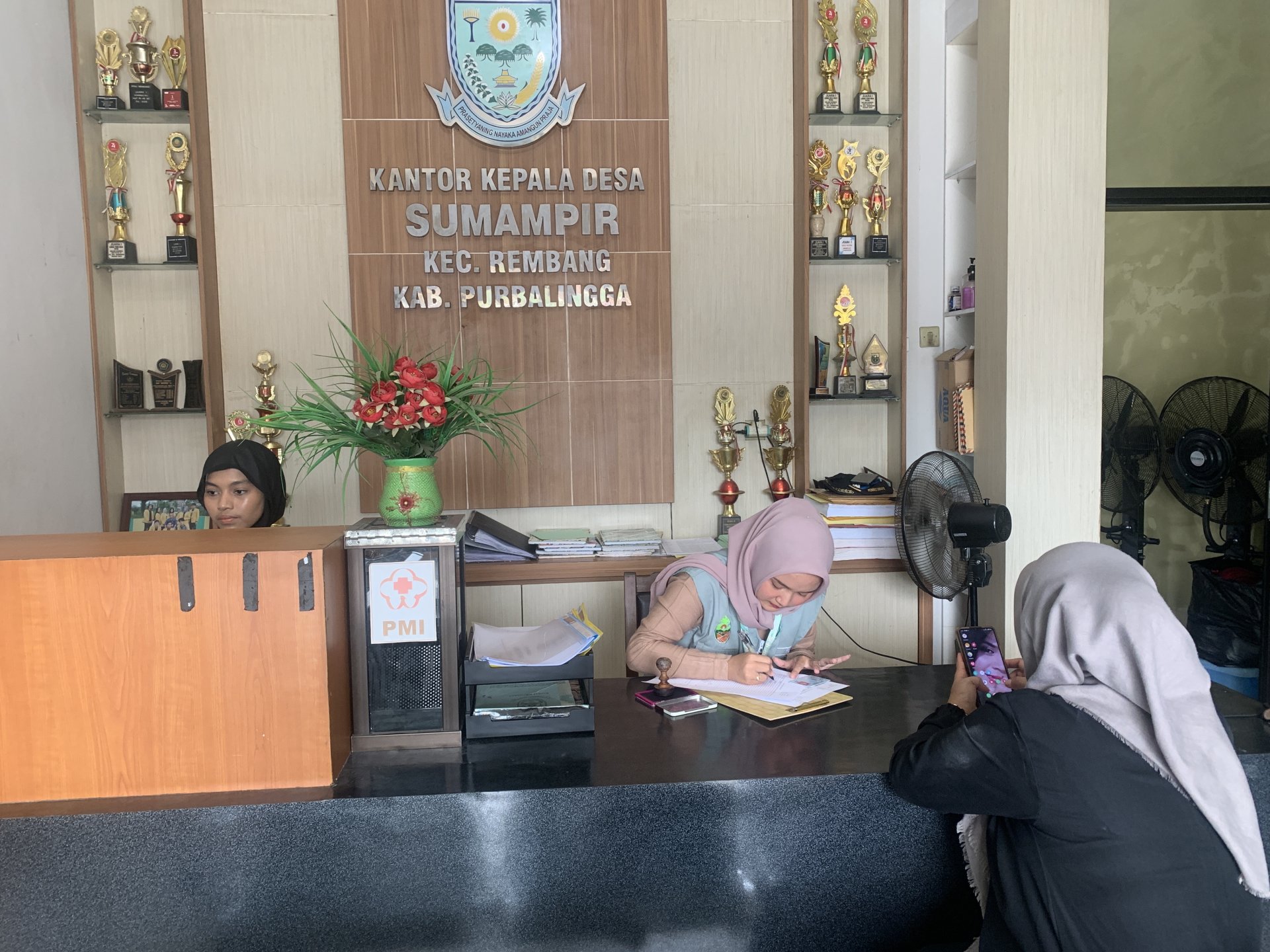 Mahasiswa KKN Desa Sumampir Periode Jan-Feb 2026 Bidang Pemerintahan Desa Melaksanakan Piket di Balai Desa Sumampir.