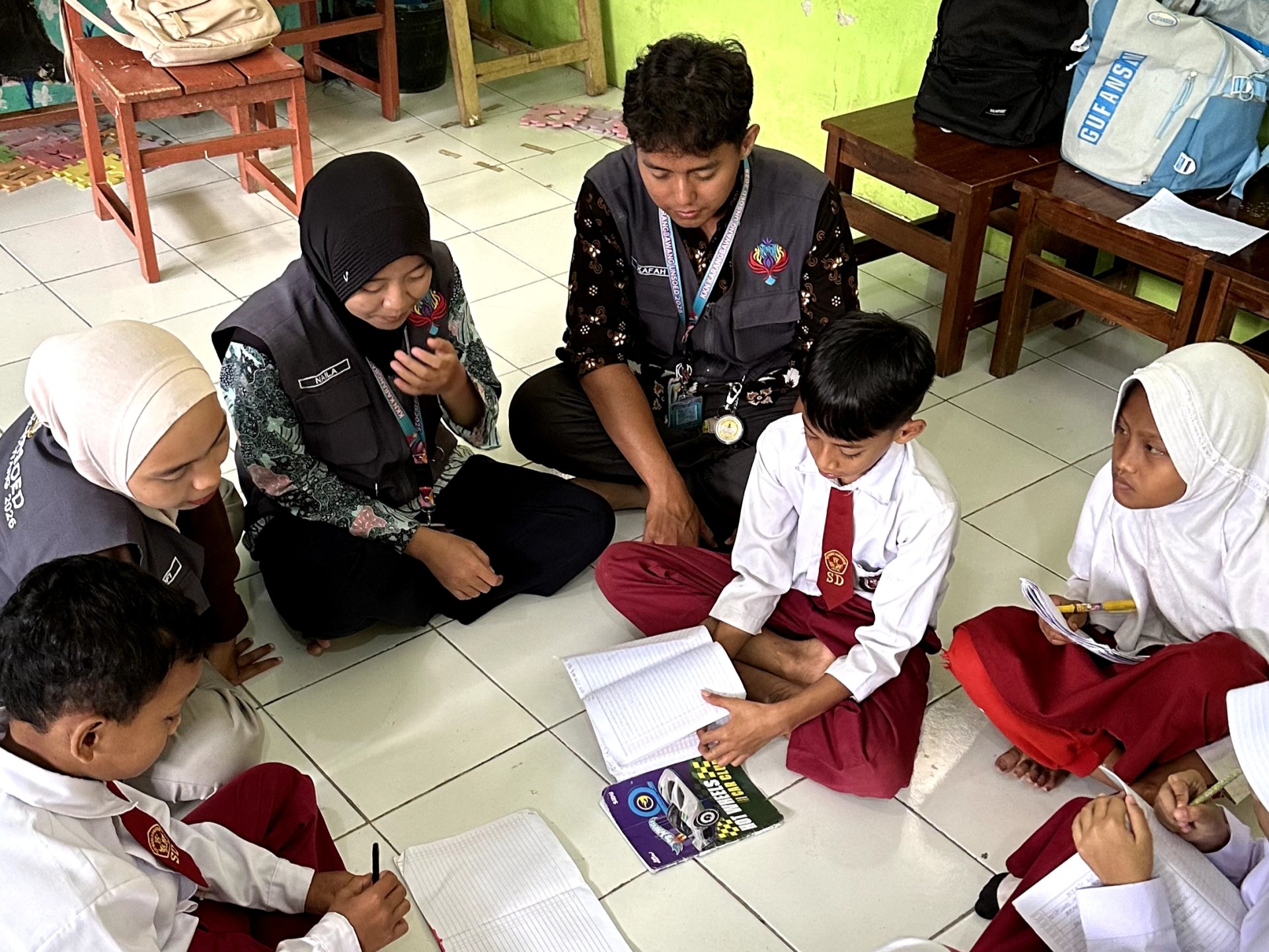 IMAJINASI BERAKSARA PENGENALAN CERPEN KE SISWA SISWI SDN 2 KARANGBAWANG