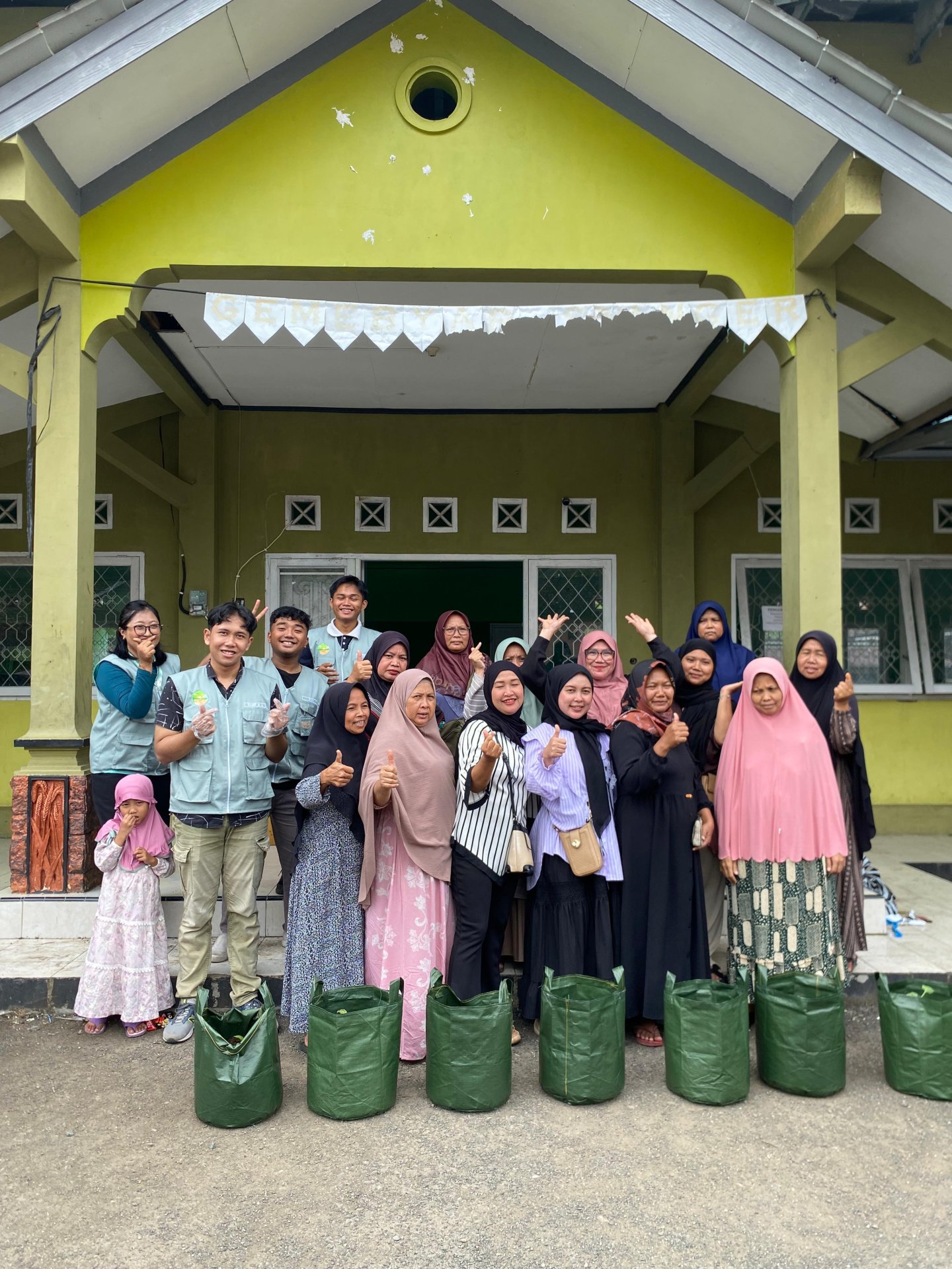 Sosialisasi Intensifikasi Pekarangan dan Penanaman Terong serta Cabai di Aula Balai Desa Sumampir