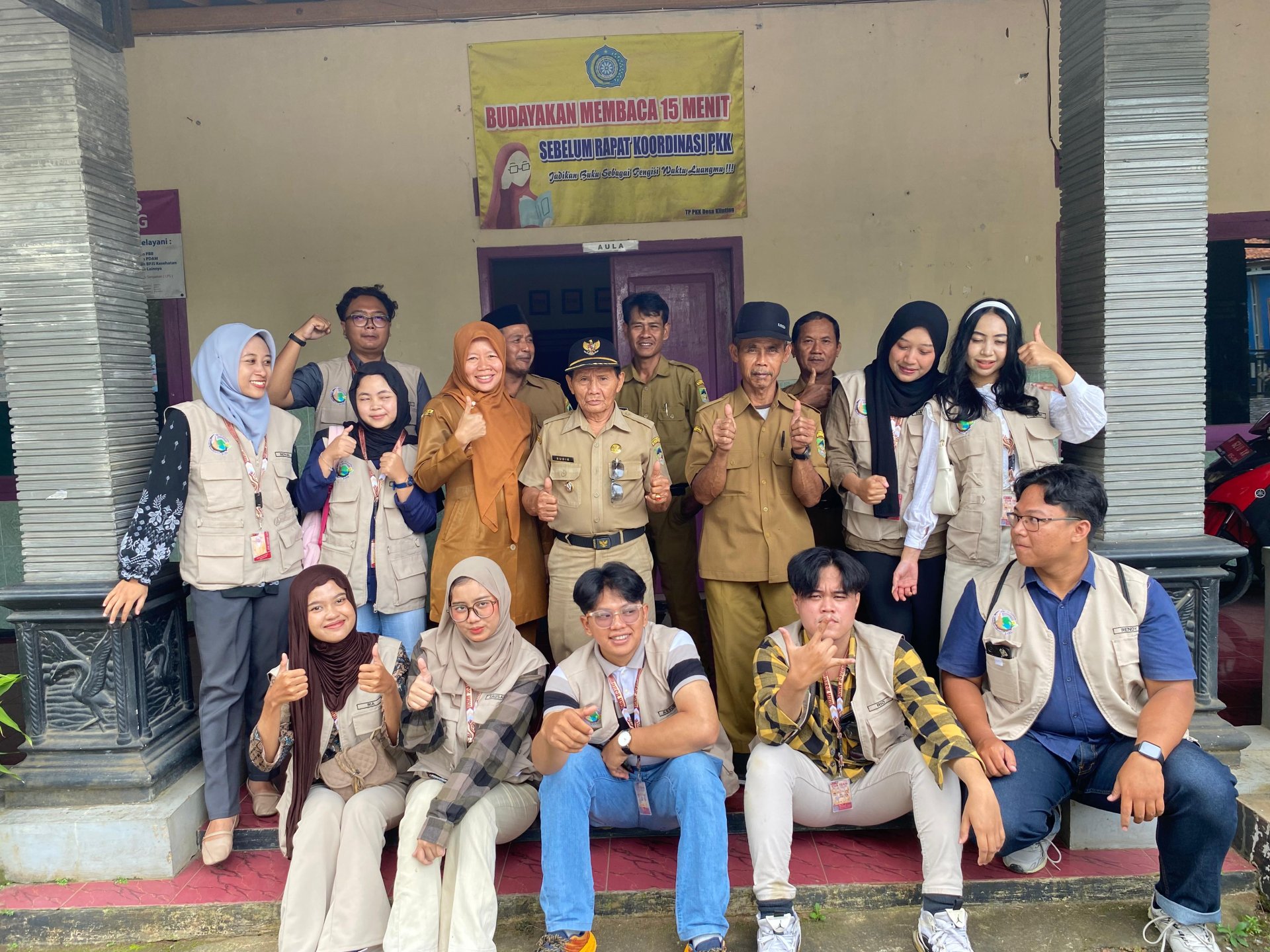 Bertemu dengan perangkat desa di balai desa