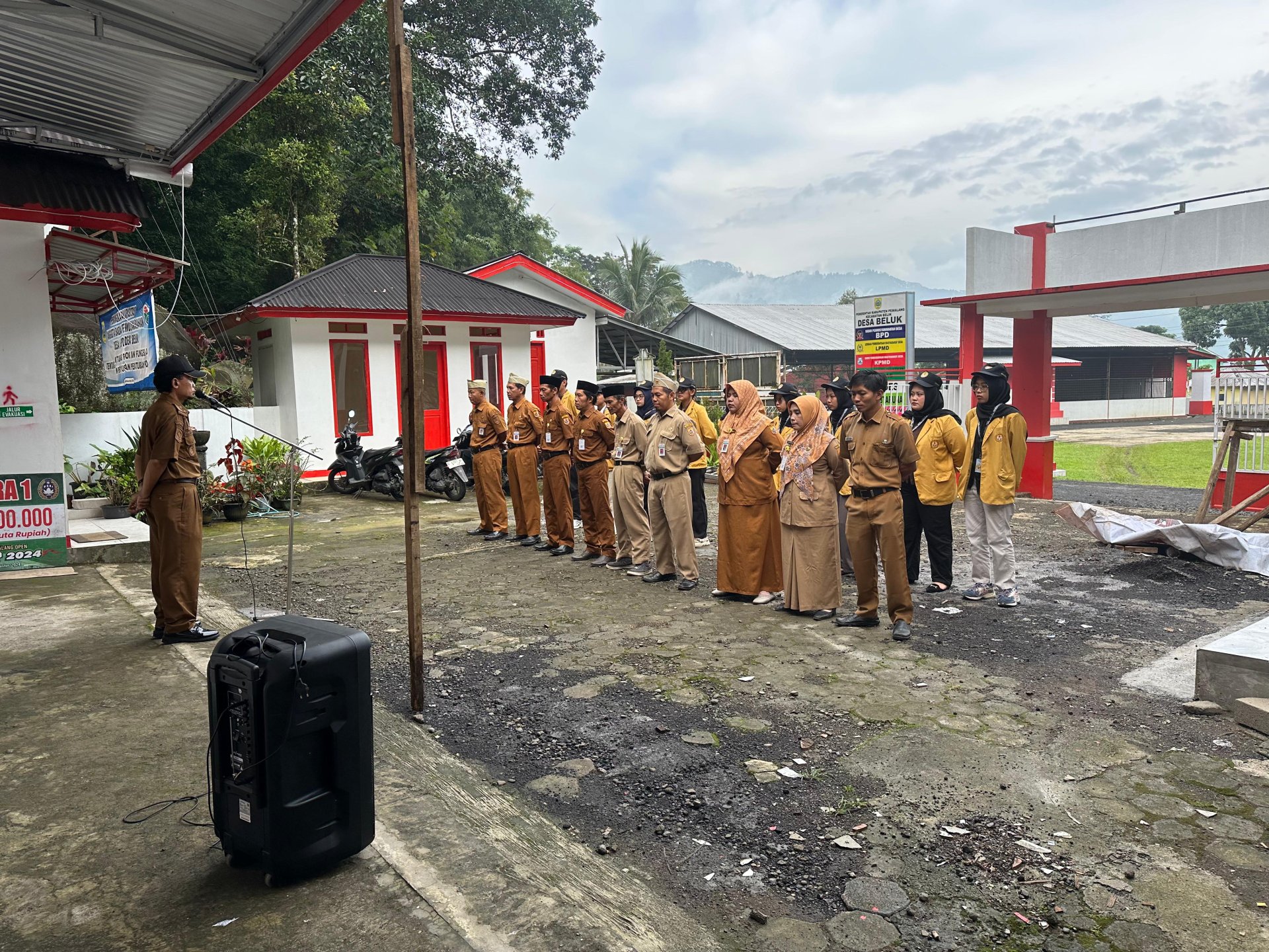 Apel pagi di balai desa