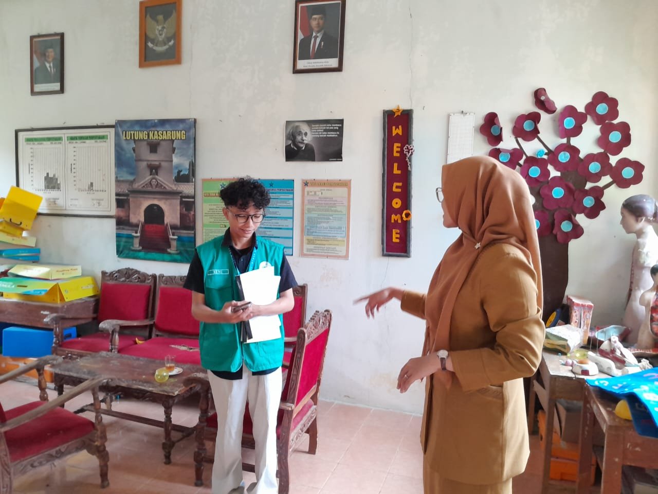 Diskusi program kerja dengan pihak sekolah dan survei perpustakaan