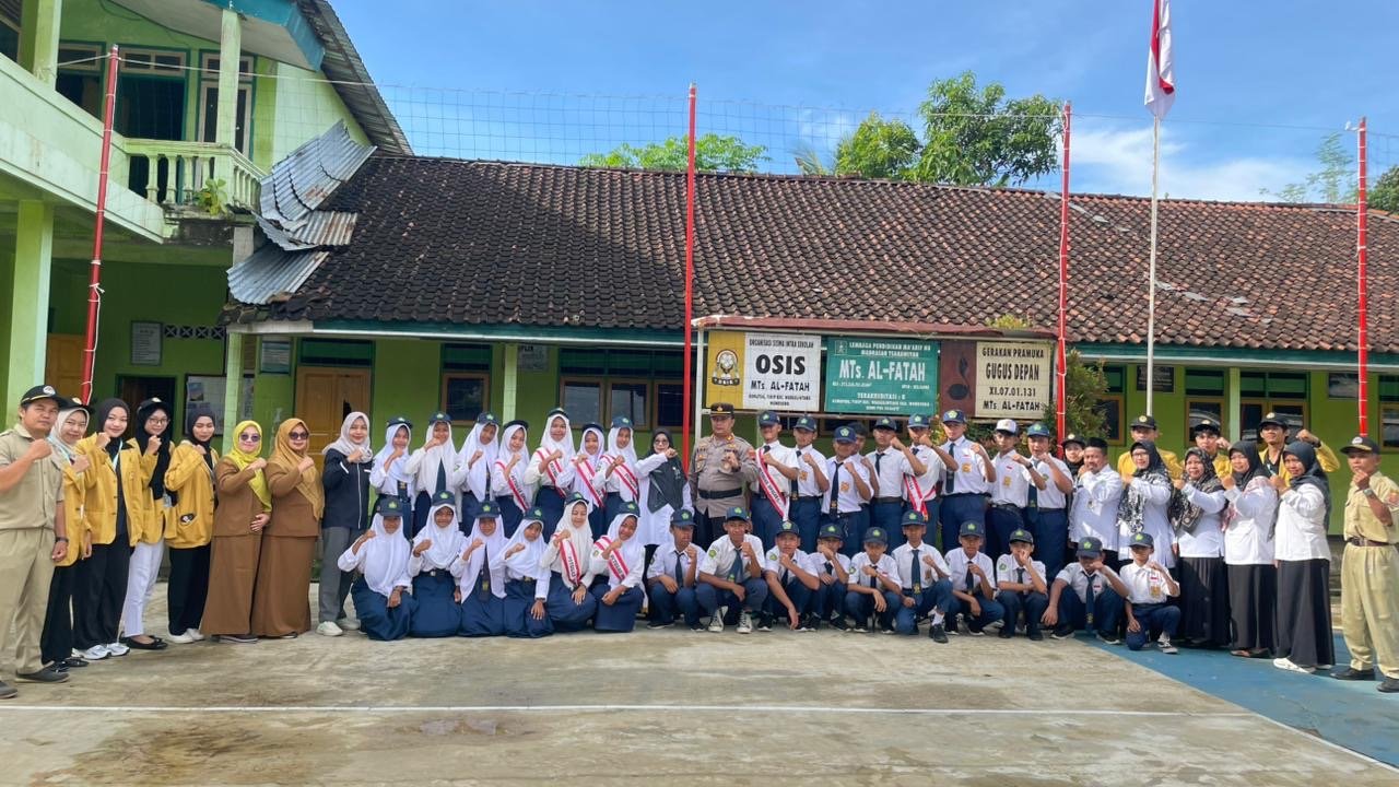 Upacara Memperingati Sekolah Ramah Anak dan Memasang Form Aspirasi Warga