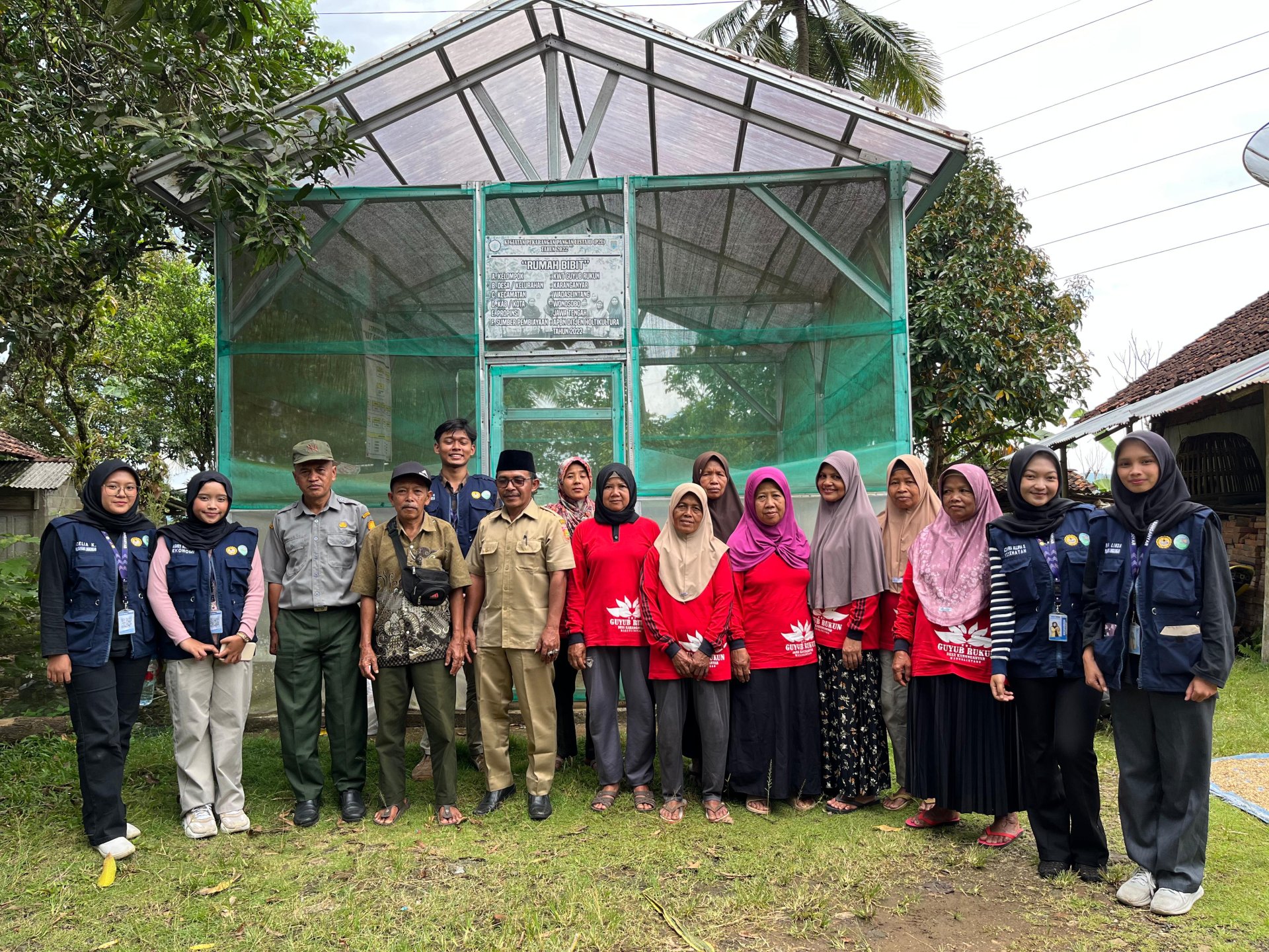 Bidang Lingkungan : Pembuatan Pupuk Organik Cair (POC)