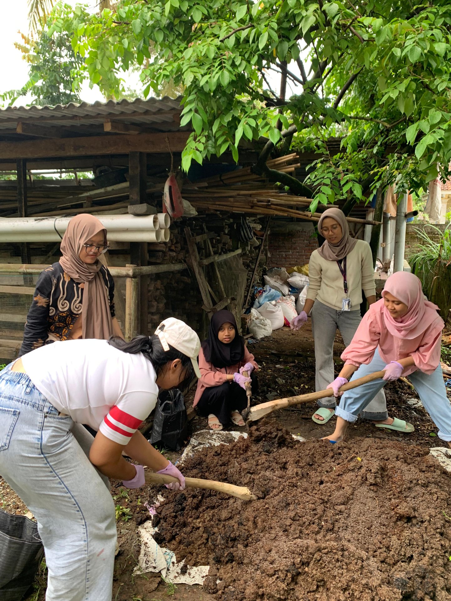 Persiapan media tanam untuk proker lingkungan