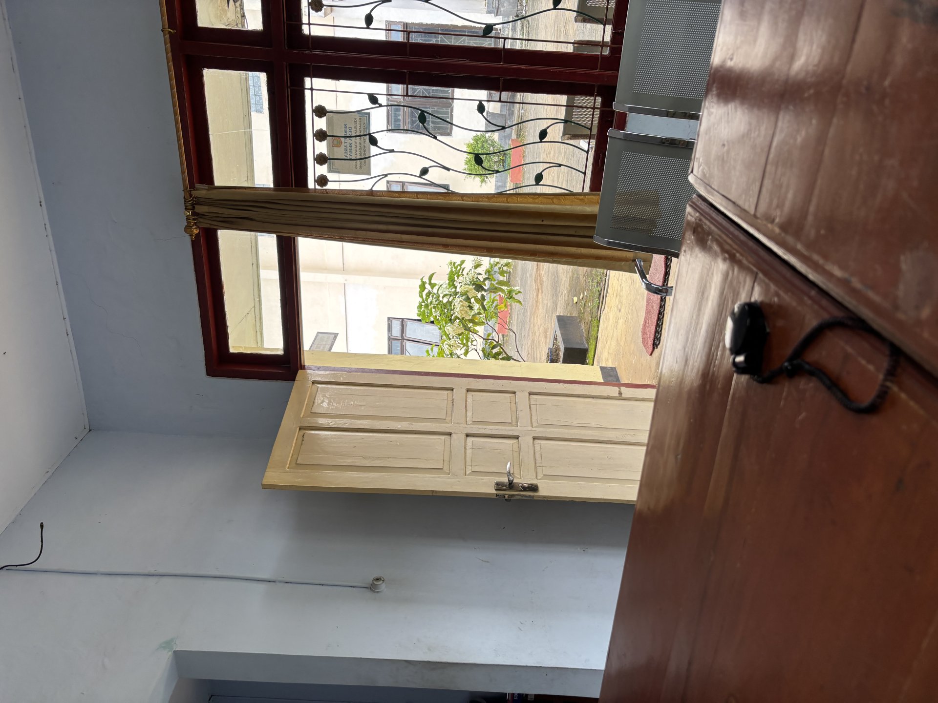 Partisipasi dalam Pelayanan Publik dan Piket Harian di Kantor Kelurahan Wadaslintang.