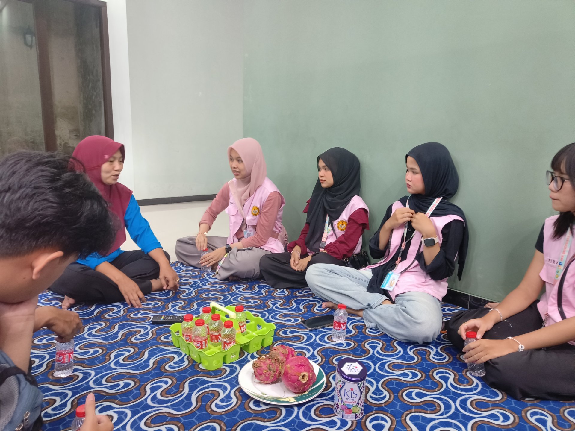 Kunjungan ke rumah Ibu Ifaat selaku Ketua Fatayat Desa Sikasur