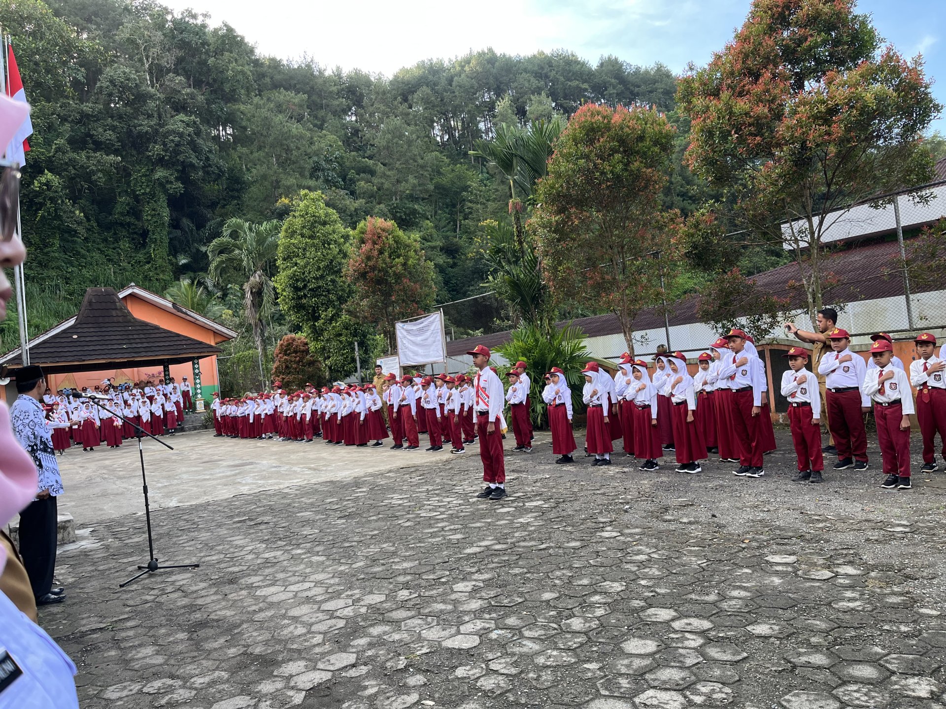 Menghadiri Upacara Sekolah Ramah Anak di SDN 2 Wadaslintang dan Kunjungan ke Rumah Anggota KWT
