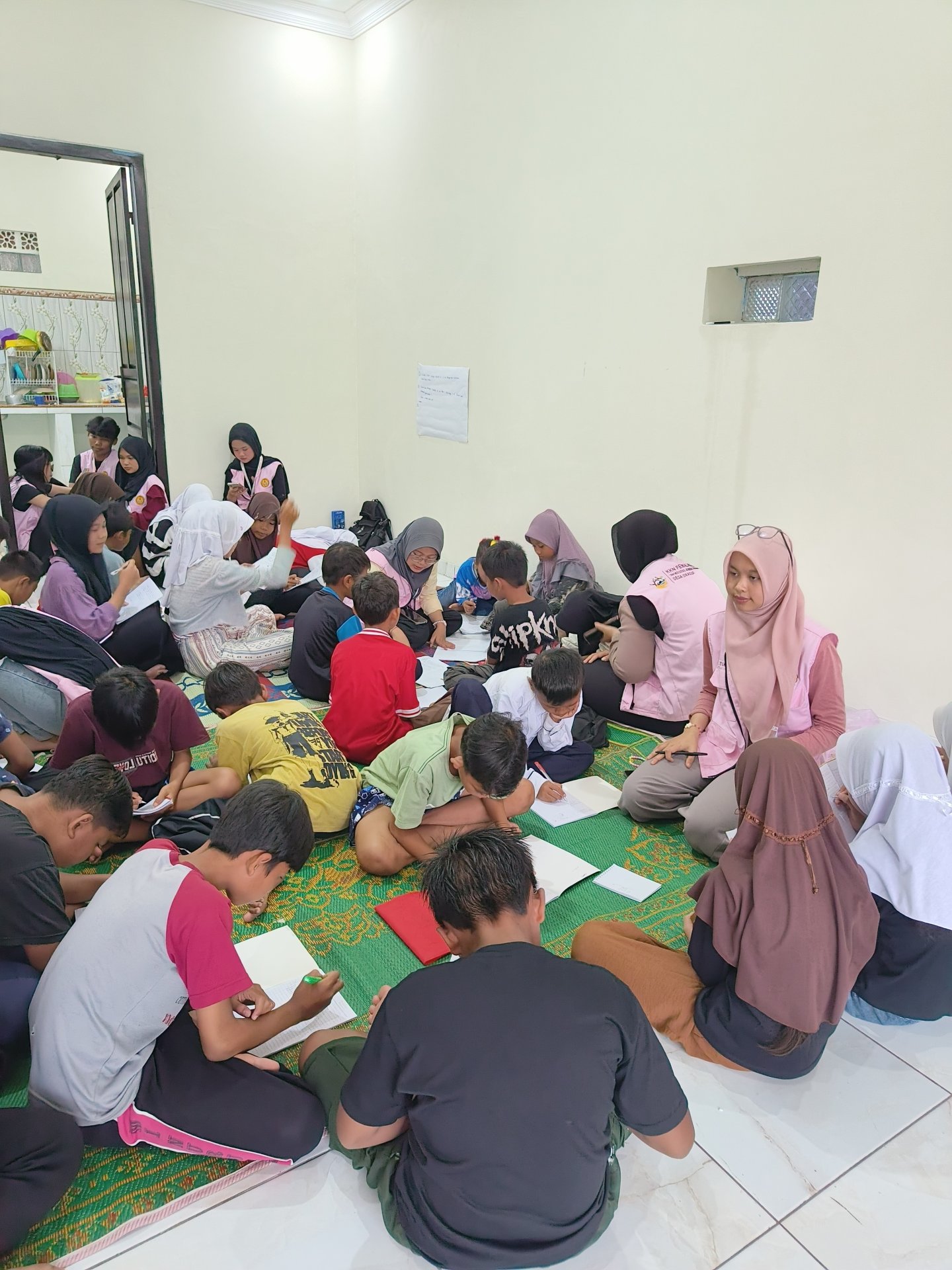 Bimbel bersama anak anak SD 06 Desa Sikasur