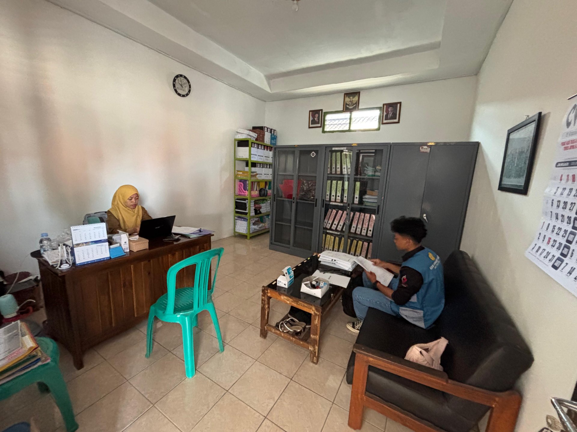 Pelaksanaan Piket Desa di Balai Desa Kalisabuk