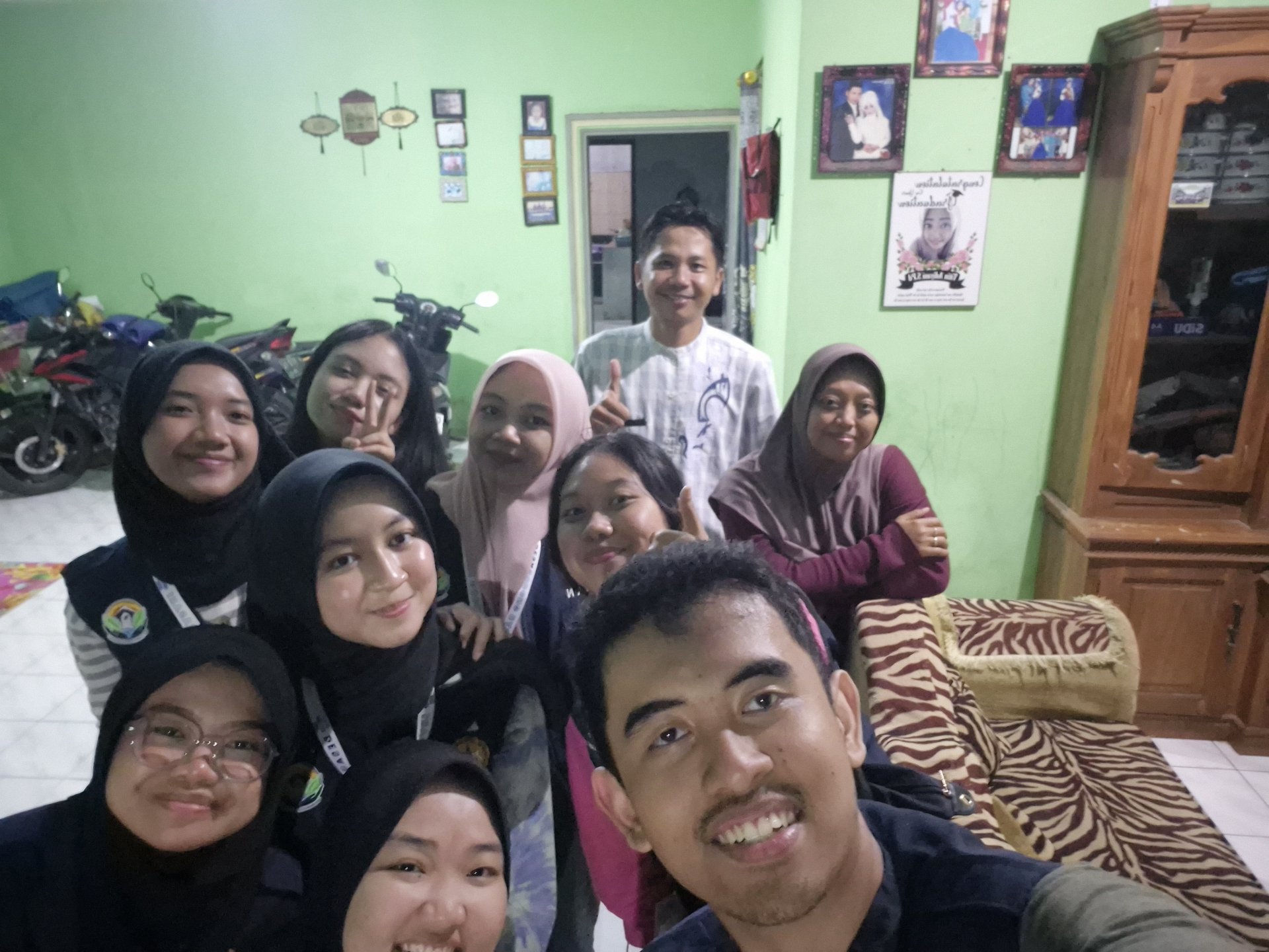 Kunjungan ke Rumah Pak RT 04