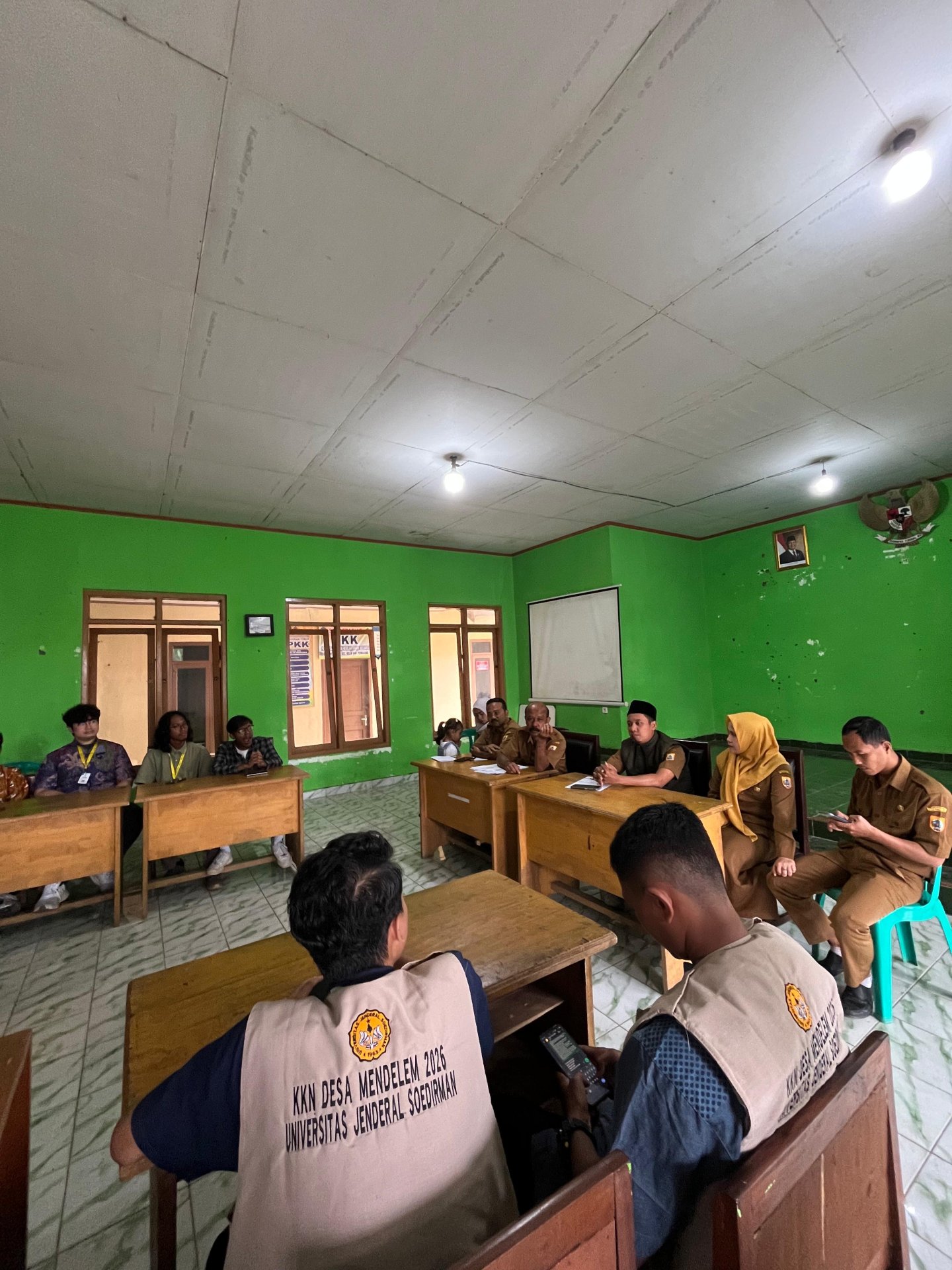 Melakukan apel dan juga evaluasi di balai desa