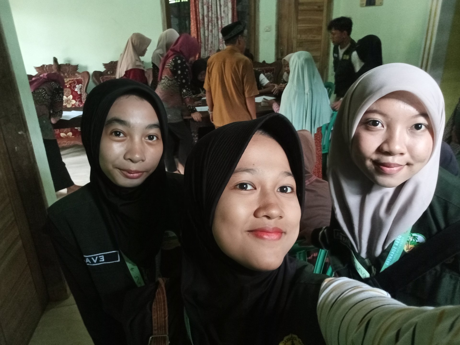 Mengikuti kegiatan posyandu