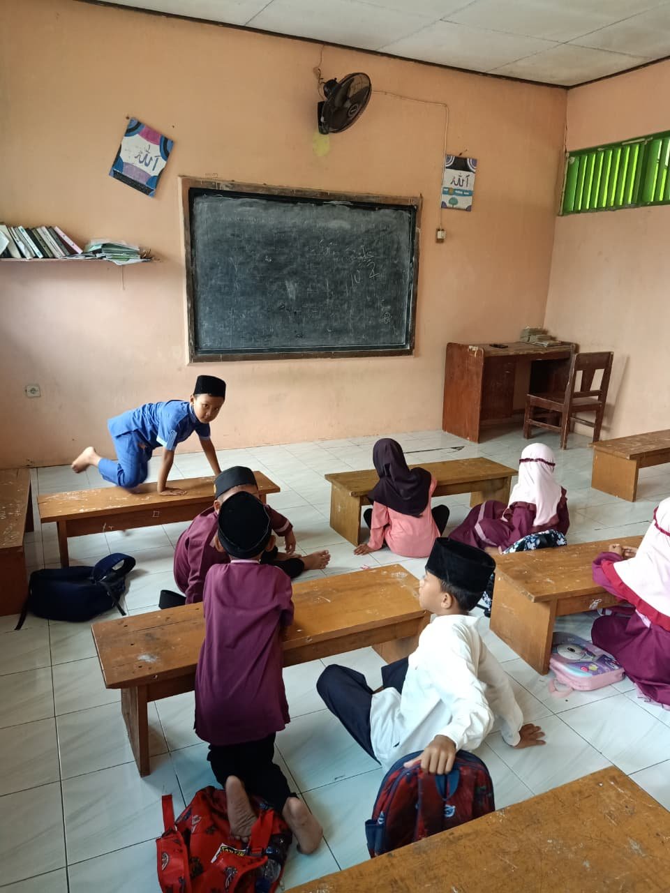 MEMBANTU BELAJAR MENGAJI DI TPQ PLANJAN 12/01/2025