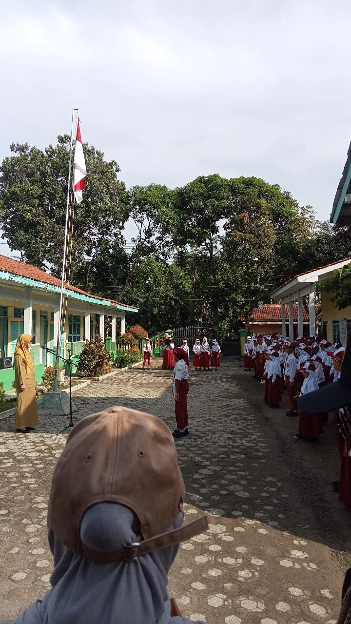 Day-6 mengikuti upacara di sd