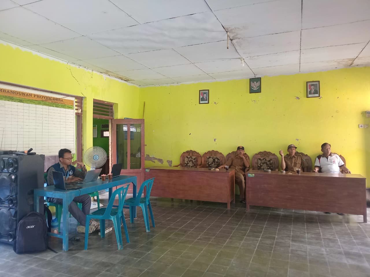 Melakukan piket di balai desa sawangan