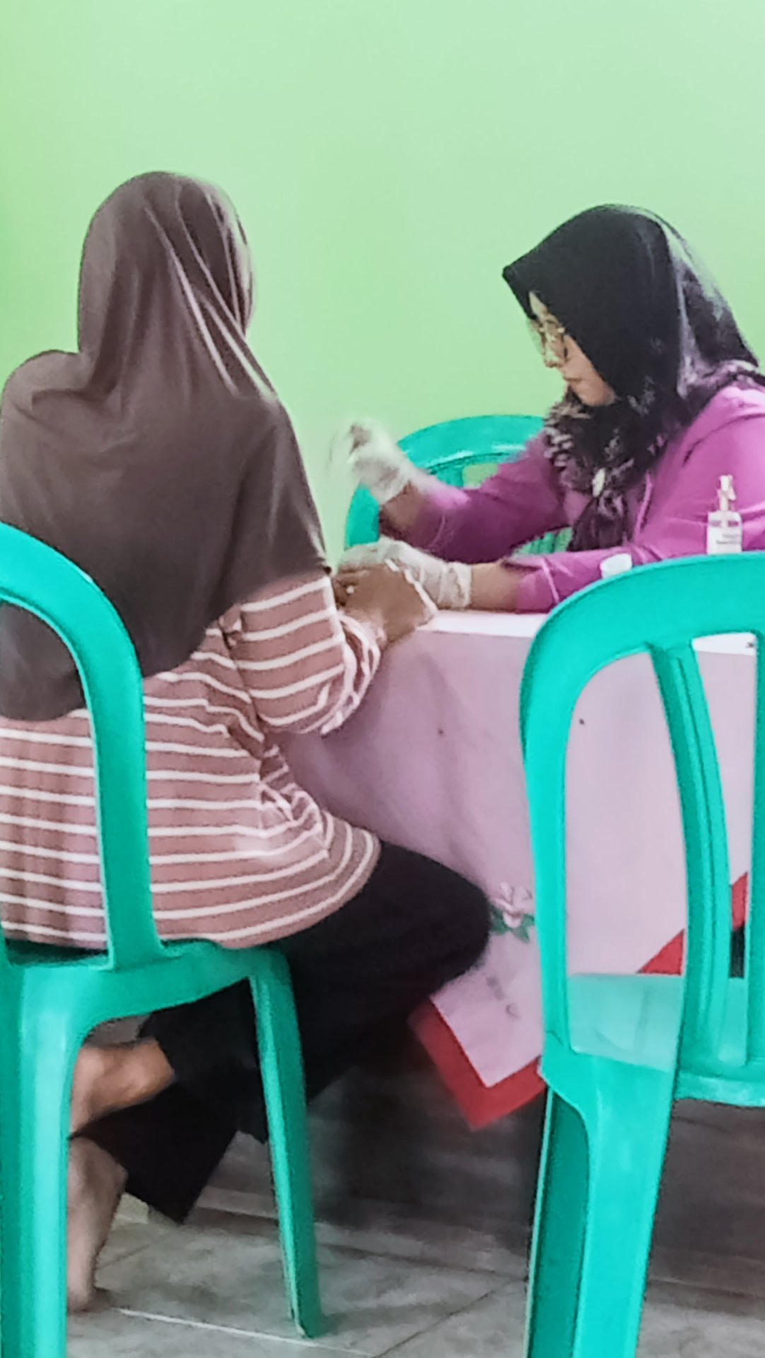 DAY 7 KKN DESA PLANA - PENDAMPINGAN POSYANDU LANSIA PENGECEKAN KADAR GULA DARAH