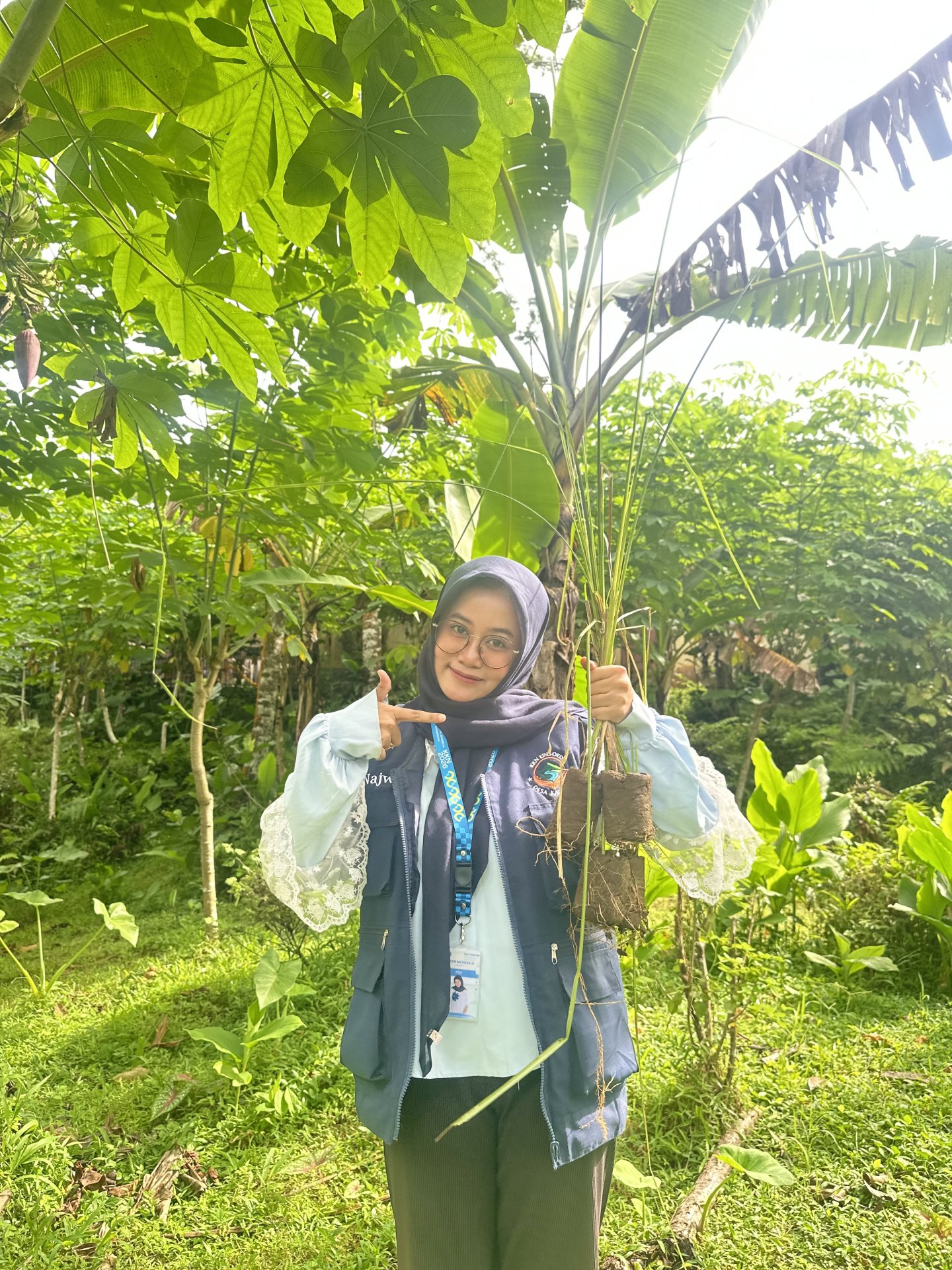 Upaya Mitigasi Longsor Melalui Penanaman Akar Wangi