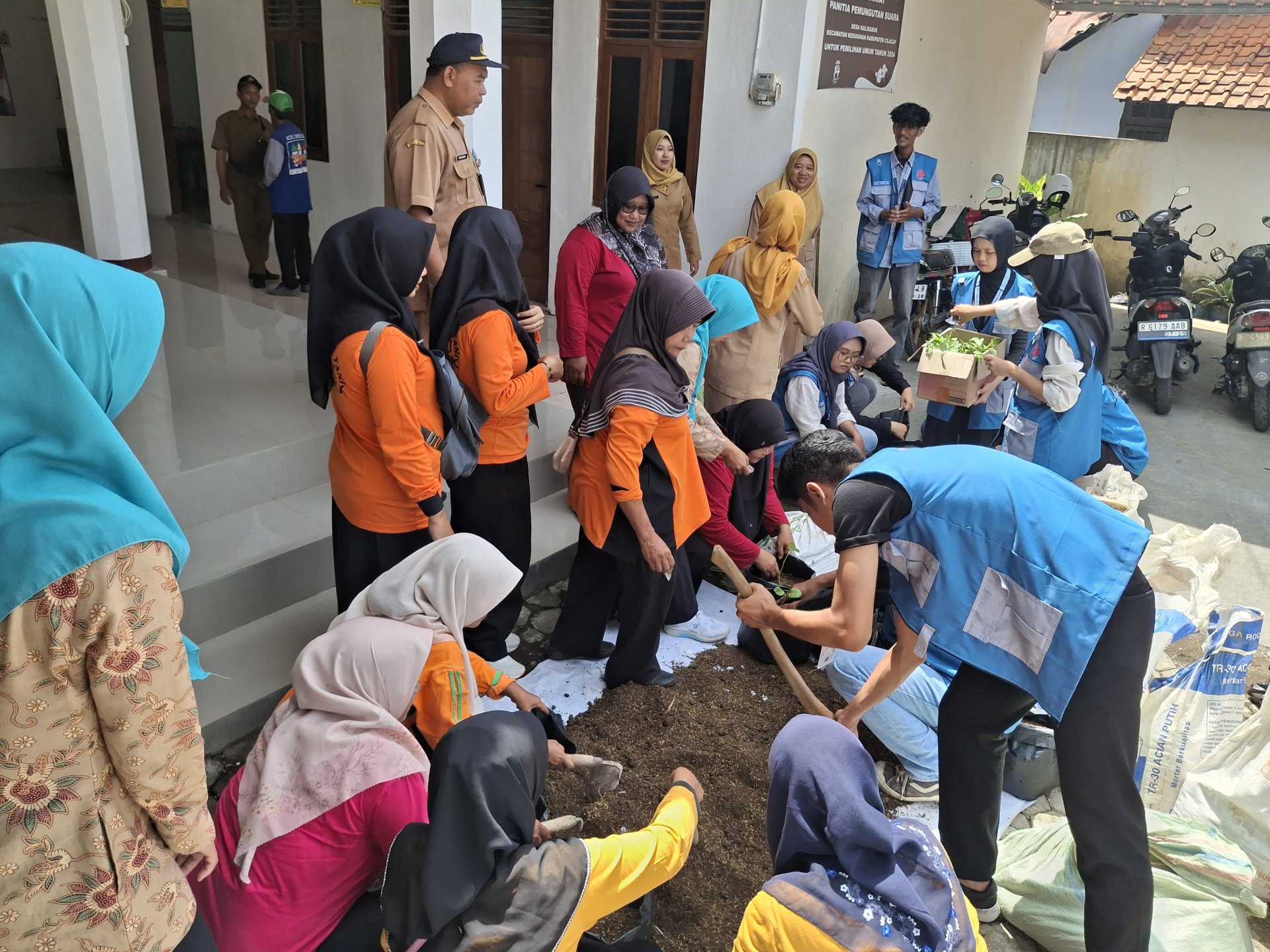 Kegiatan  sosialisasi Intensifikasi pekarangan dan pestisida nabati & praktek