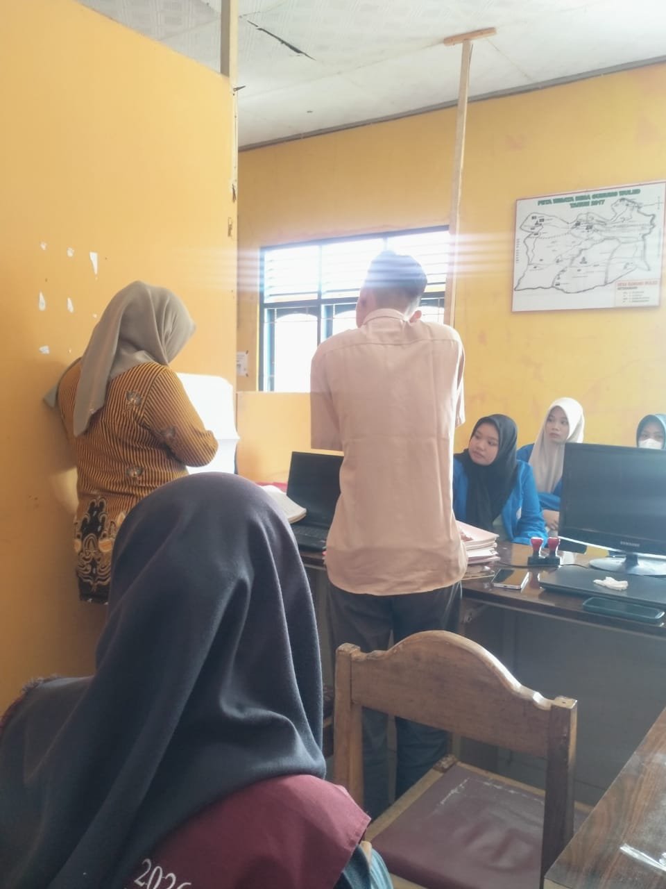 Piket di Kantor Desa Gunungwuled