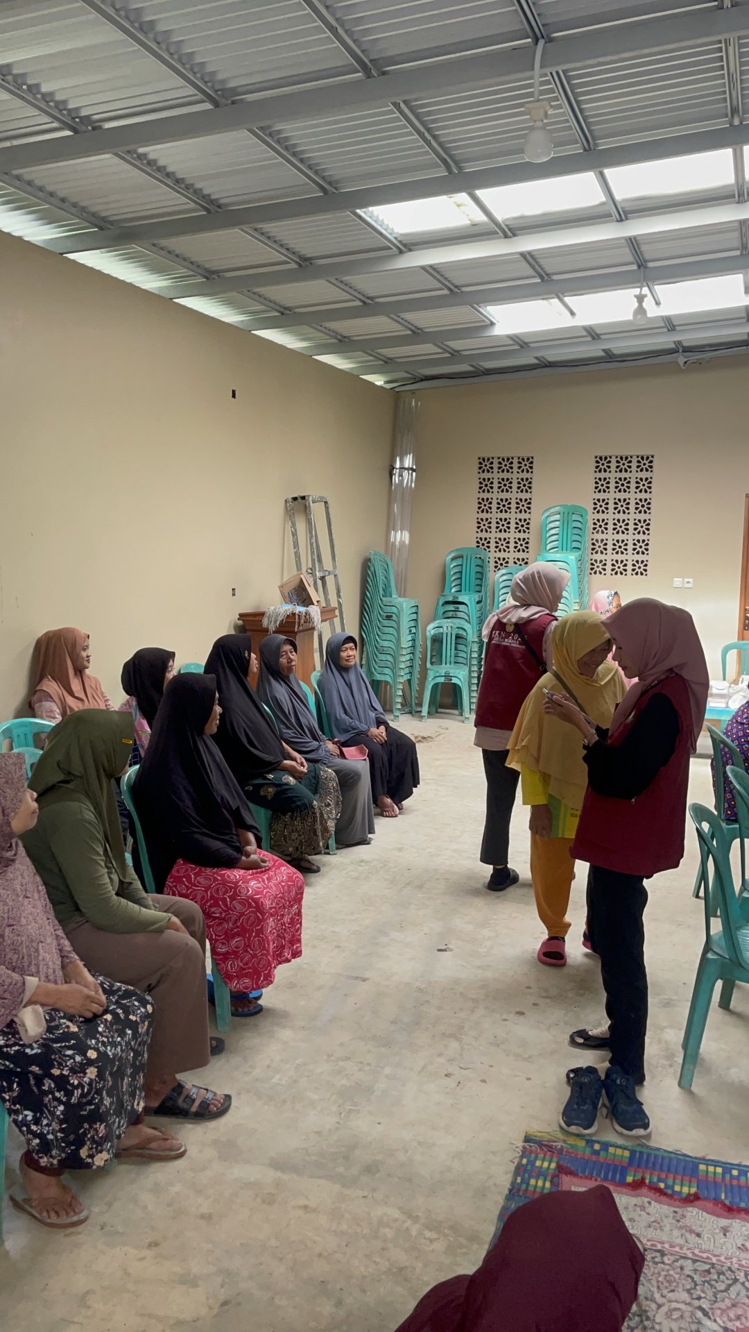 membantu posyandu lestari 7