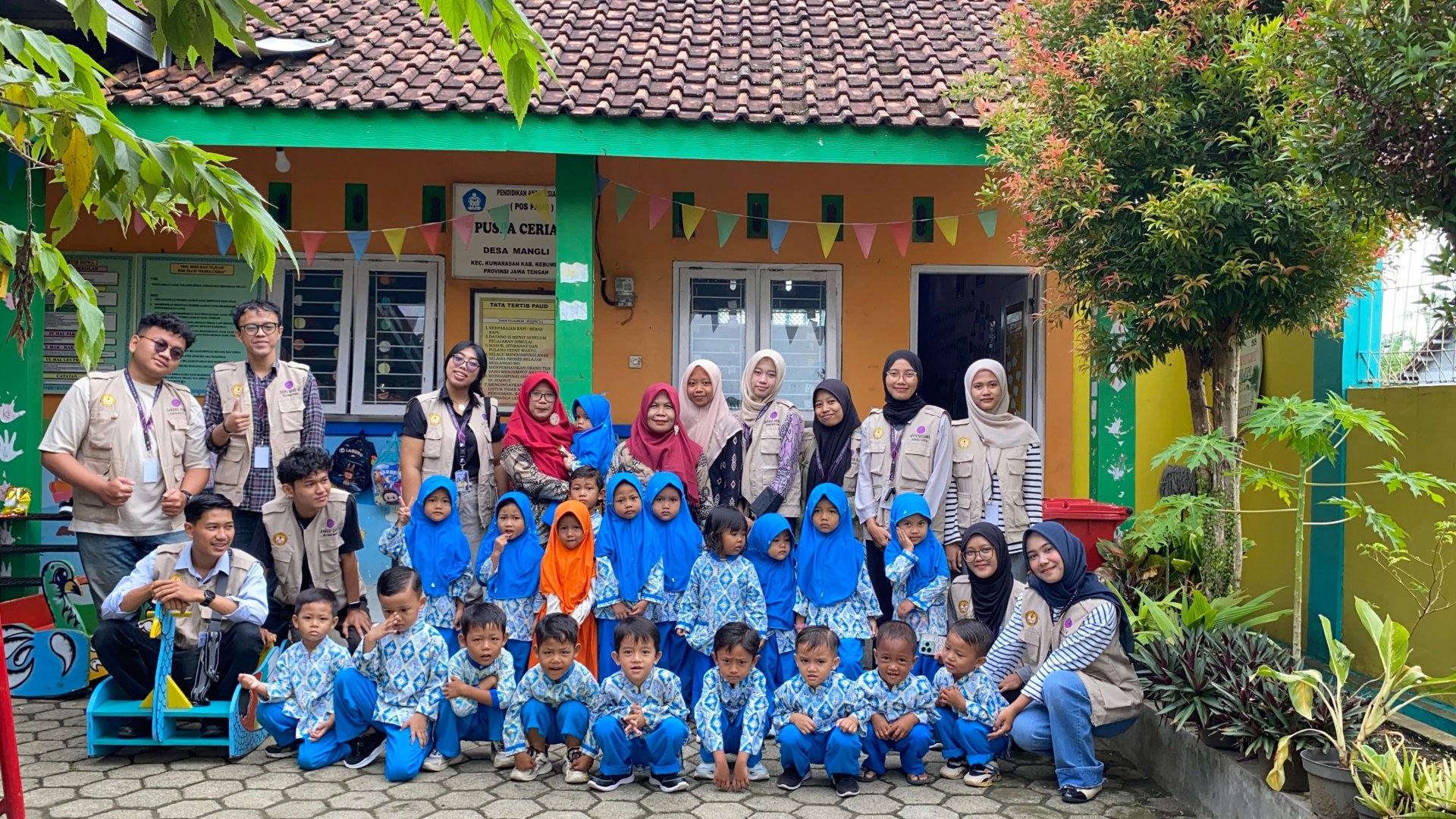 Mengajar anak PAUD Puspa Ceria PKK Desa Mangli