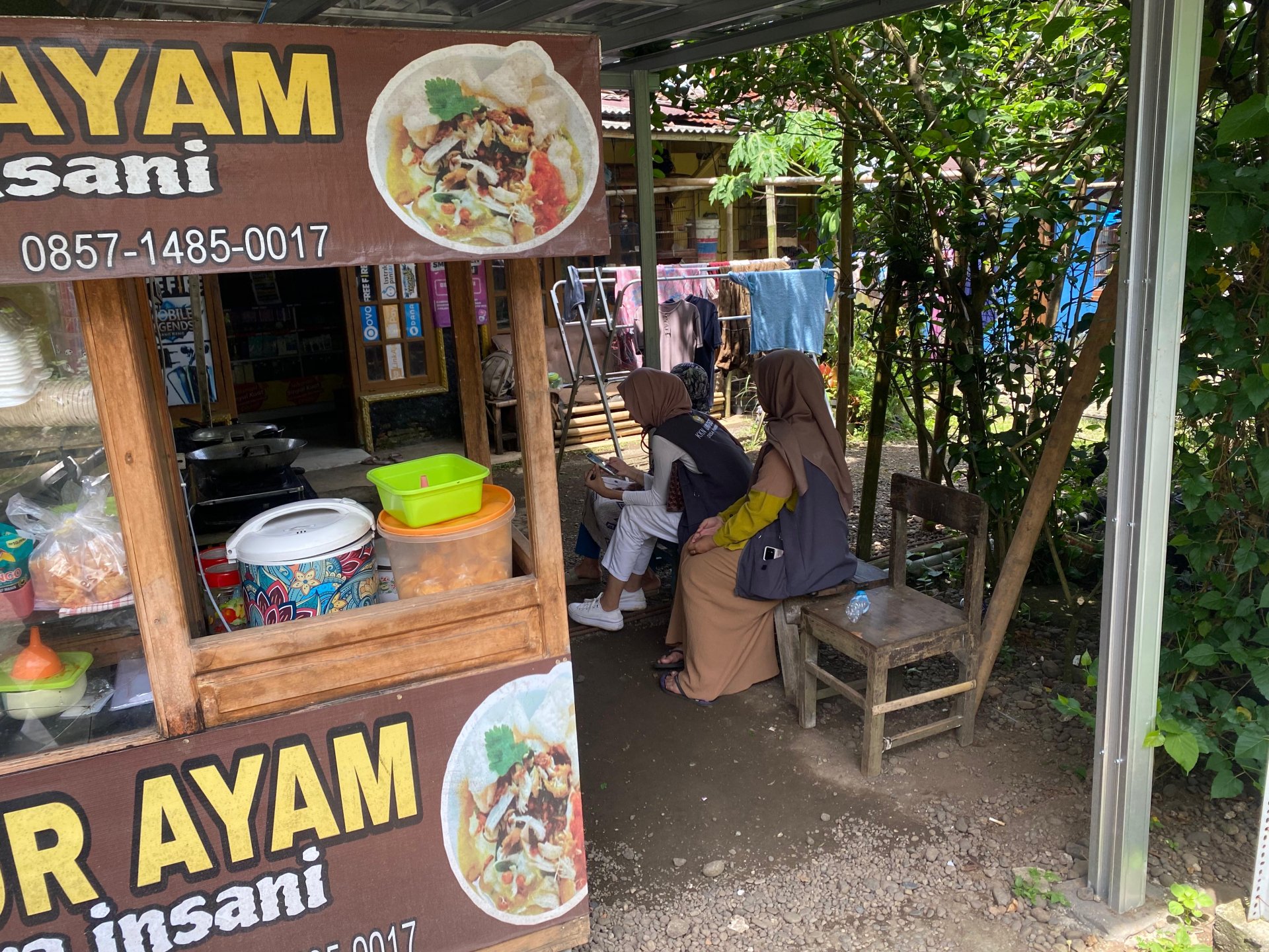 Sosialisasi dan Pembuatan QRIS serta titik lokasi UMKM di Google Maps