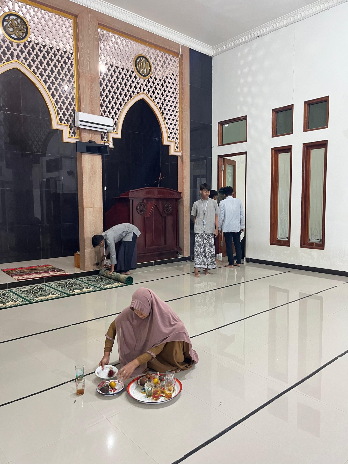 Menghadiri pengajian rajaban