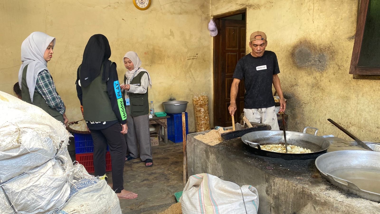 Menyaksikan Produksi Keripik Singkong Ayu