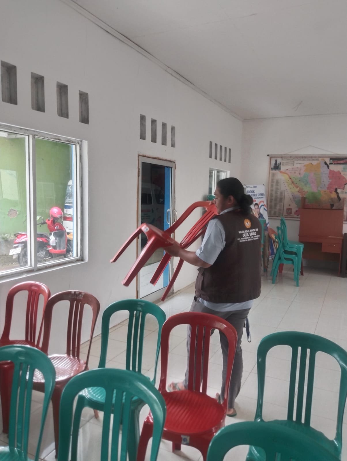 Membantu Pemerintah Desa Sirau Menyiapkan Tempat Sosialisasi Mekanisme Penebusan Pupuk Bersubsidi Tahun 2026 Bagi Kelompok Tani