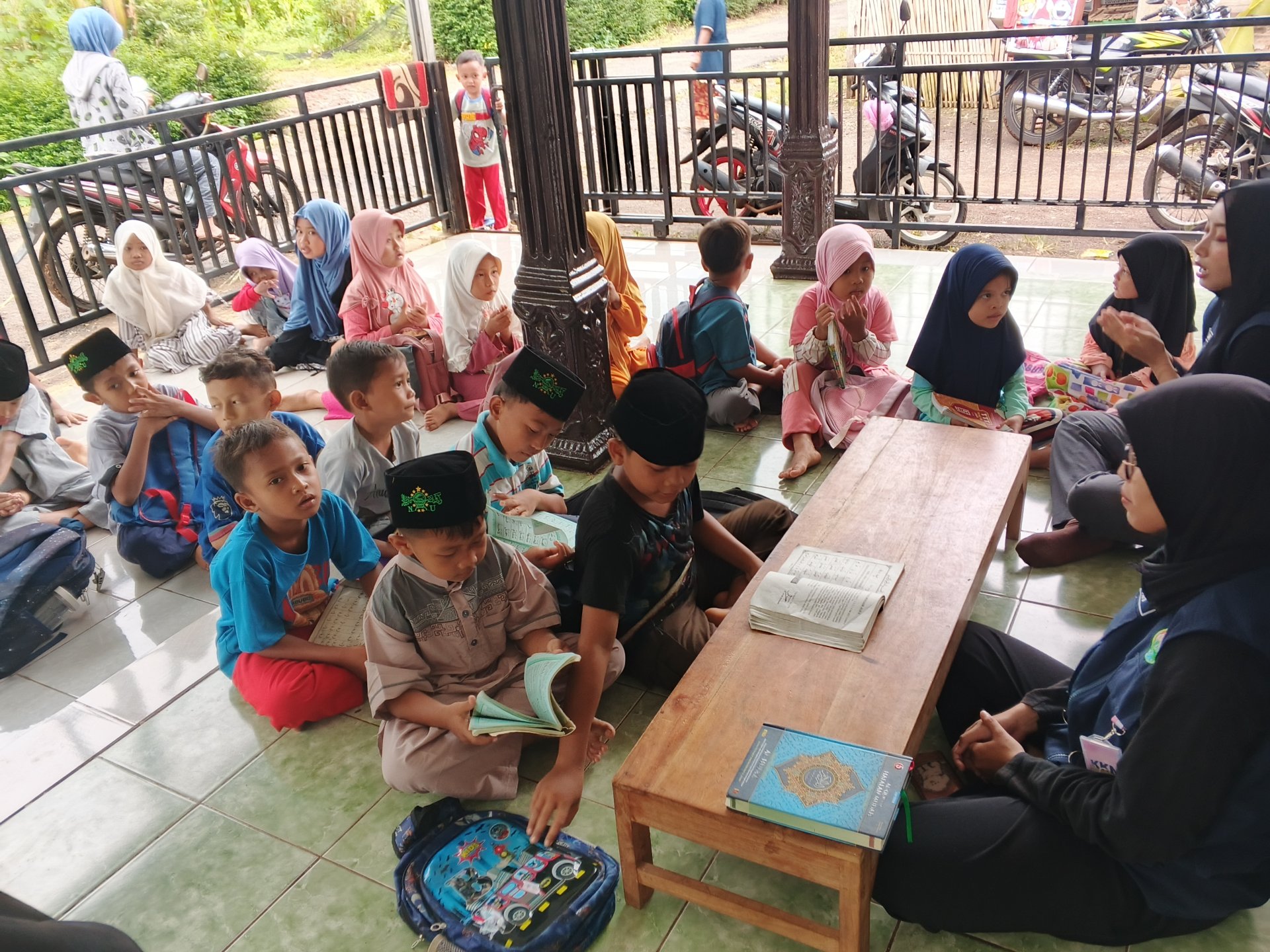 Mengajar Mengaji di TPQ Fatimah Salim