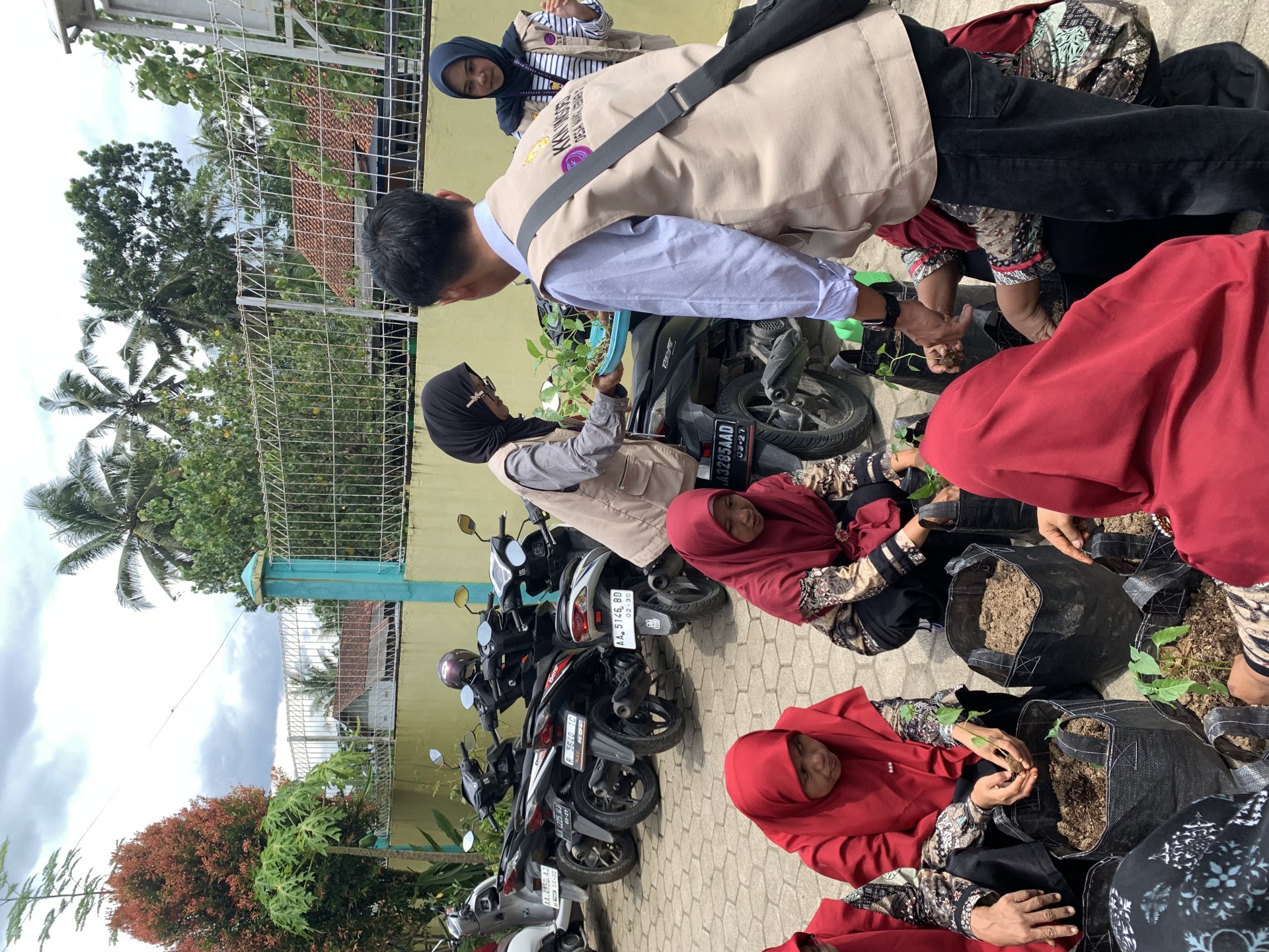 Sosialisasi dan Praktek Intensifikasi Lahan Perkarangan